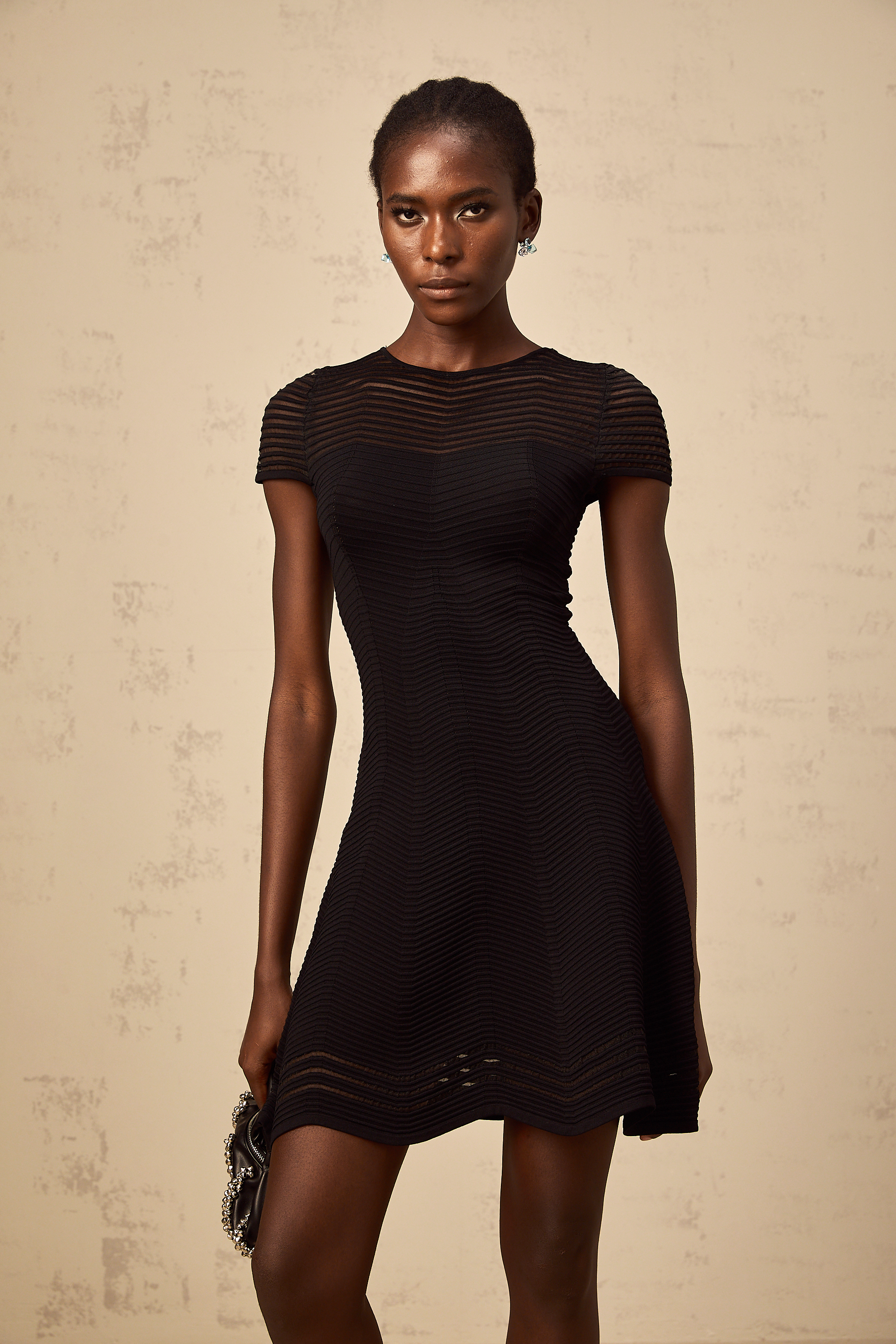 Schwarzes Minikleid mit gewellter Häkelstruktur von Mélisande