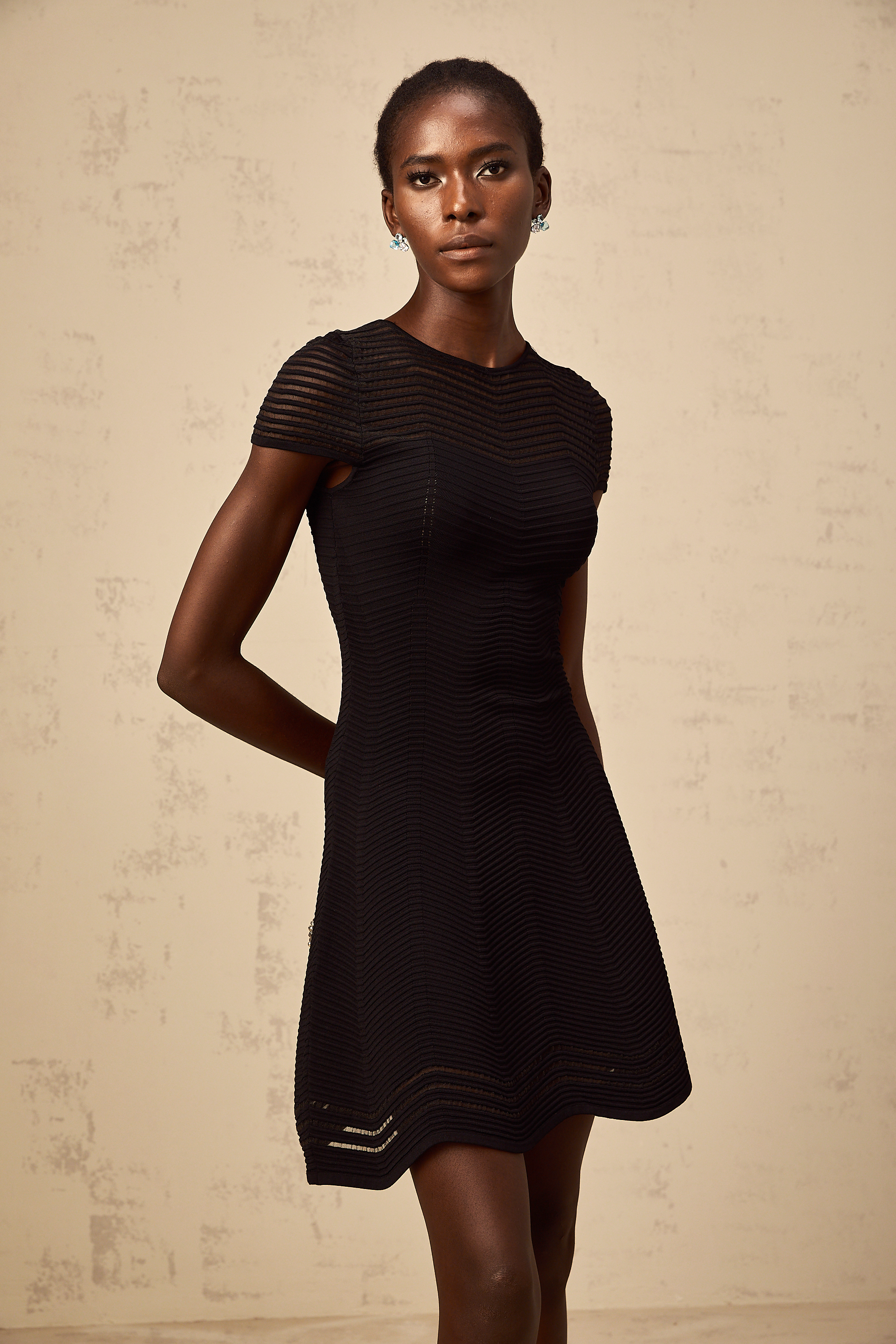 Schwarzes Minikleid mit gewellter Häkelstruktur von Mélisande