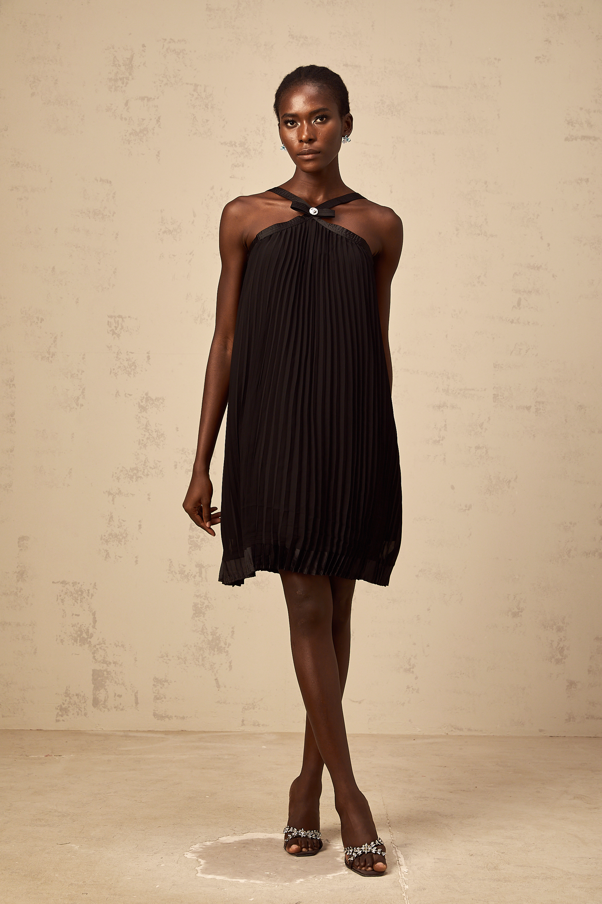 Zelda – Schwarzes, plissiertes Minikleid mit Schleife