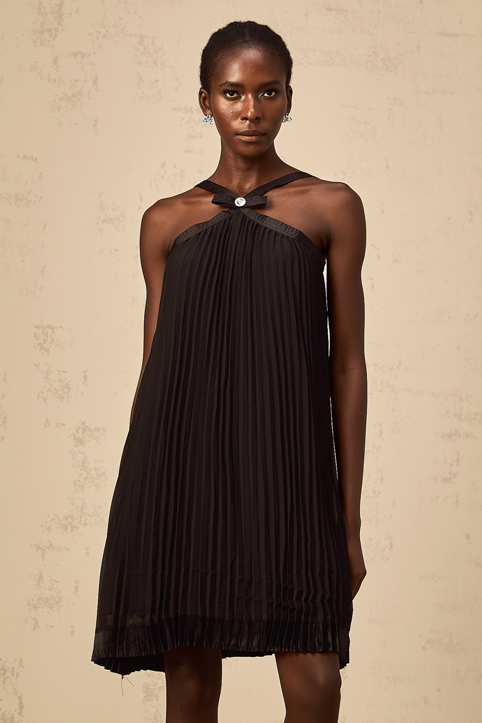 Zelda – Schwarzes, plissiertes Minikleid mit Schleife