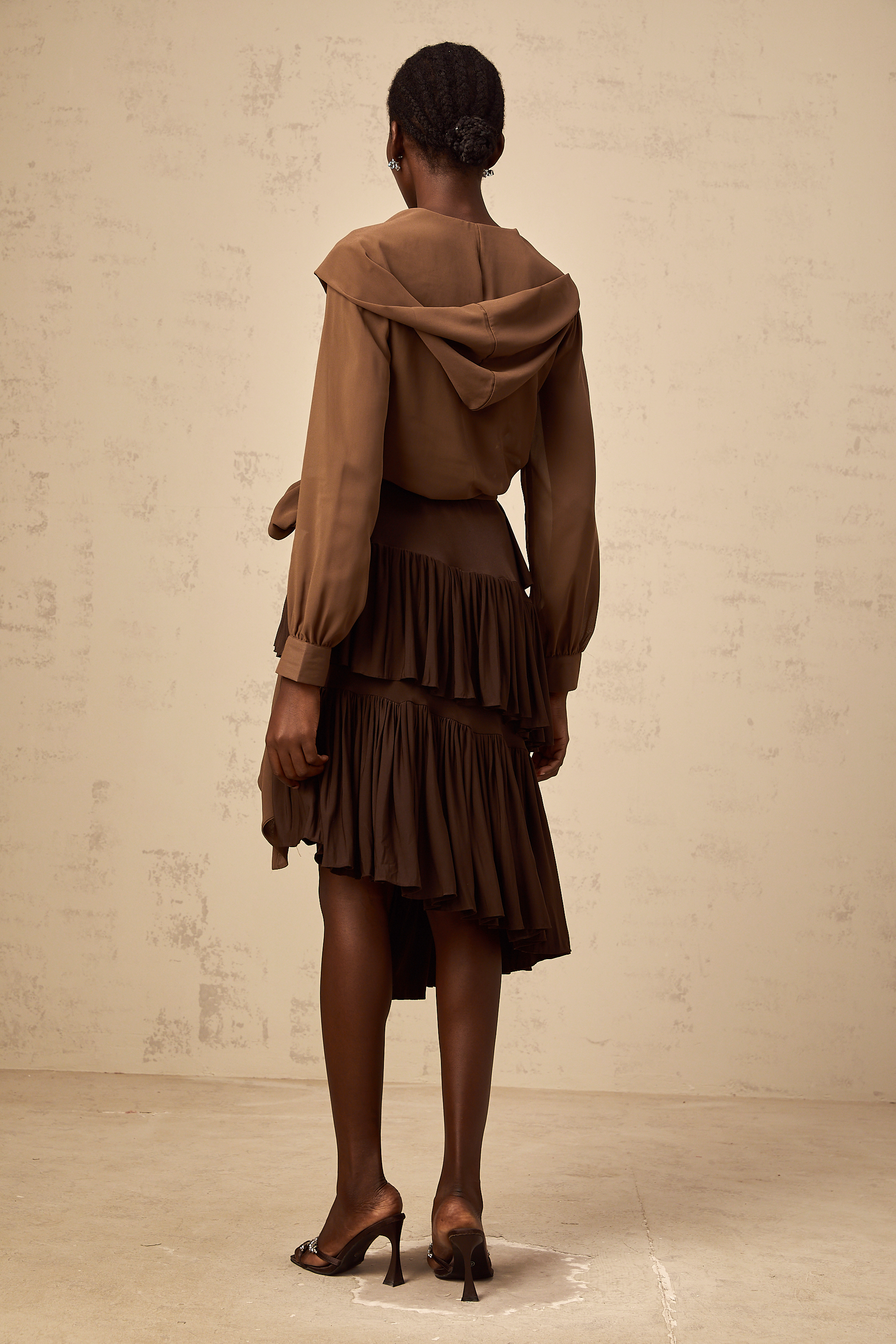 Astrid brauner asymmetrischer plissierter Stufen-Minirock