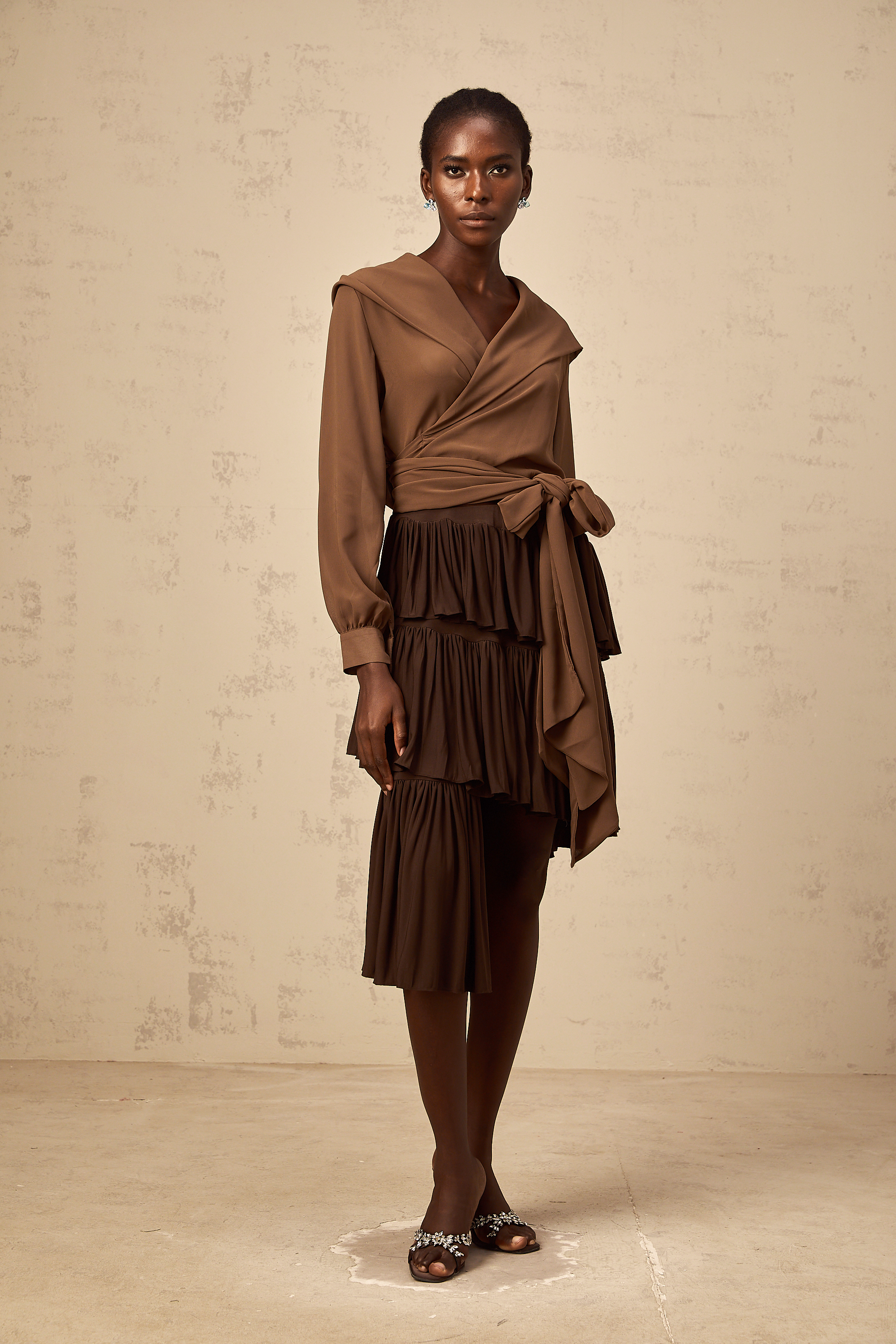 Astrid brauner asymmetrischer plissierter Stufen-Minirock
