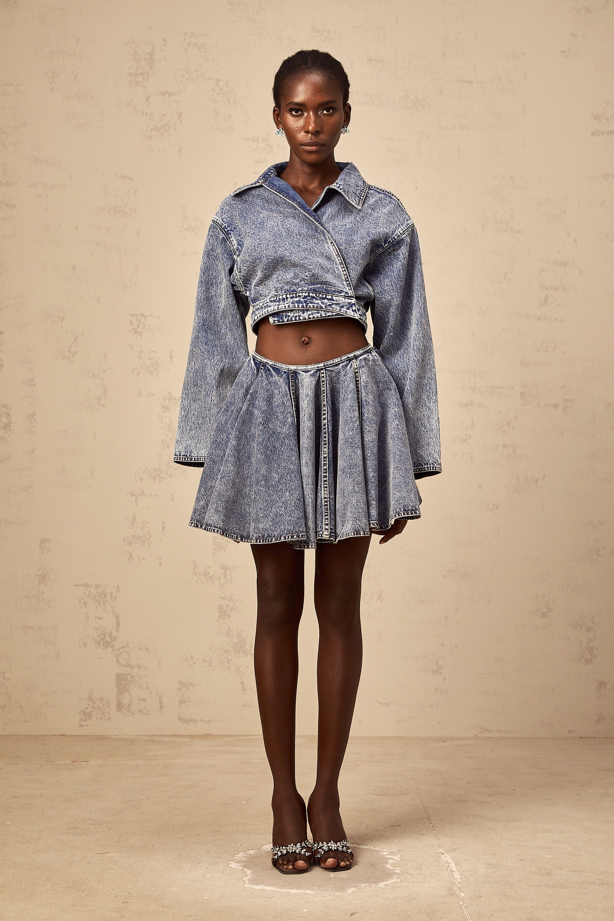 جاكيت جينز دوريان أزرق قصير غير متماثل