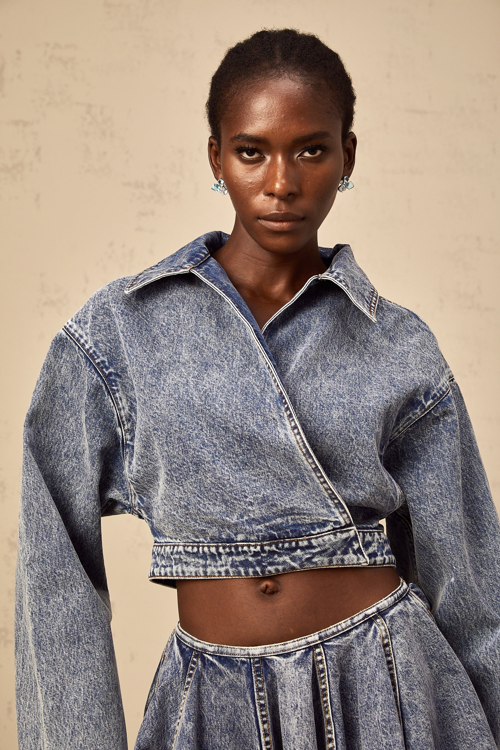 جاكيت جينز دوريان أزرق قصير غير متماثل