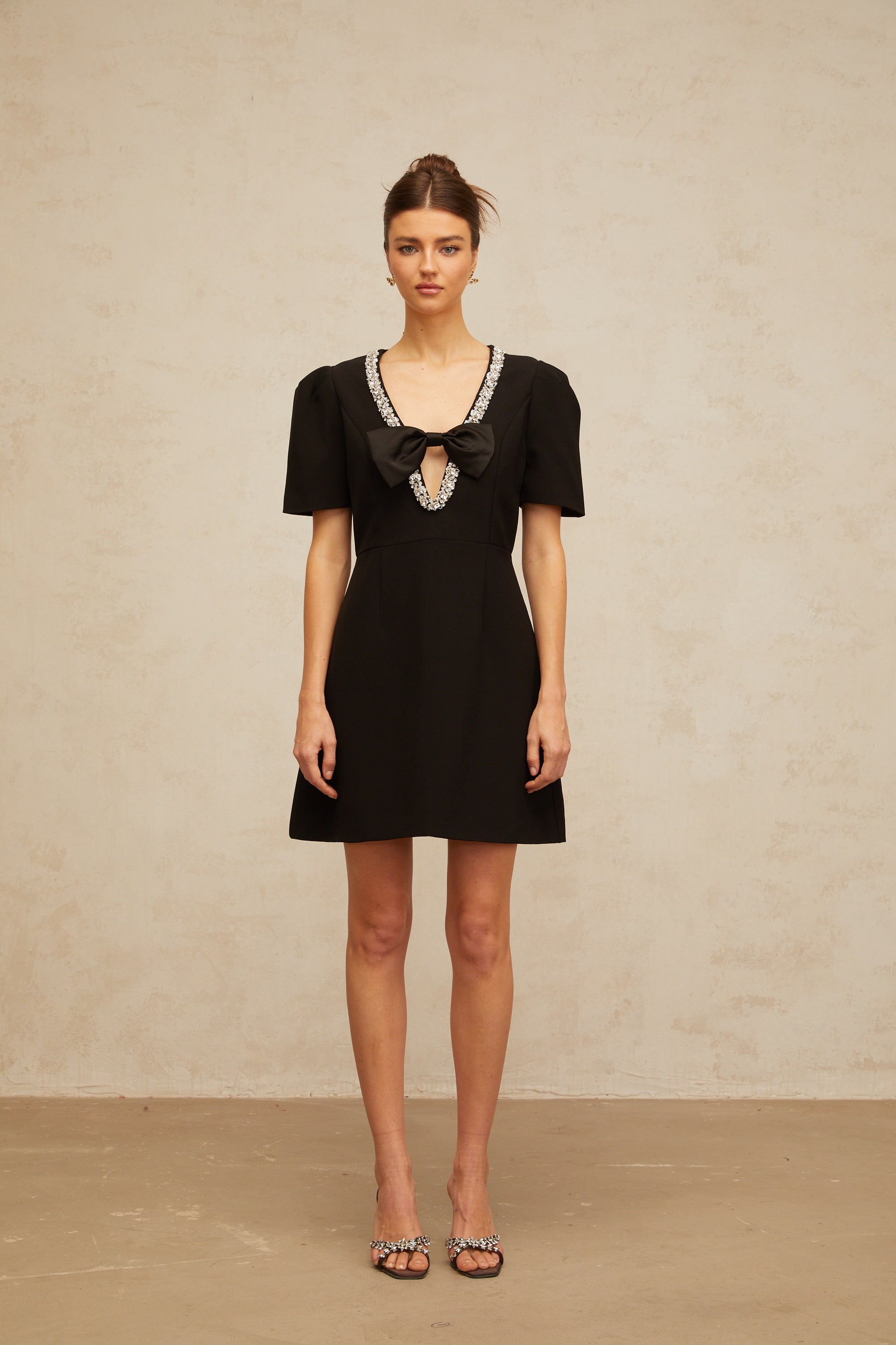 فستان جاك قصير أسود مفتوح الظهر