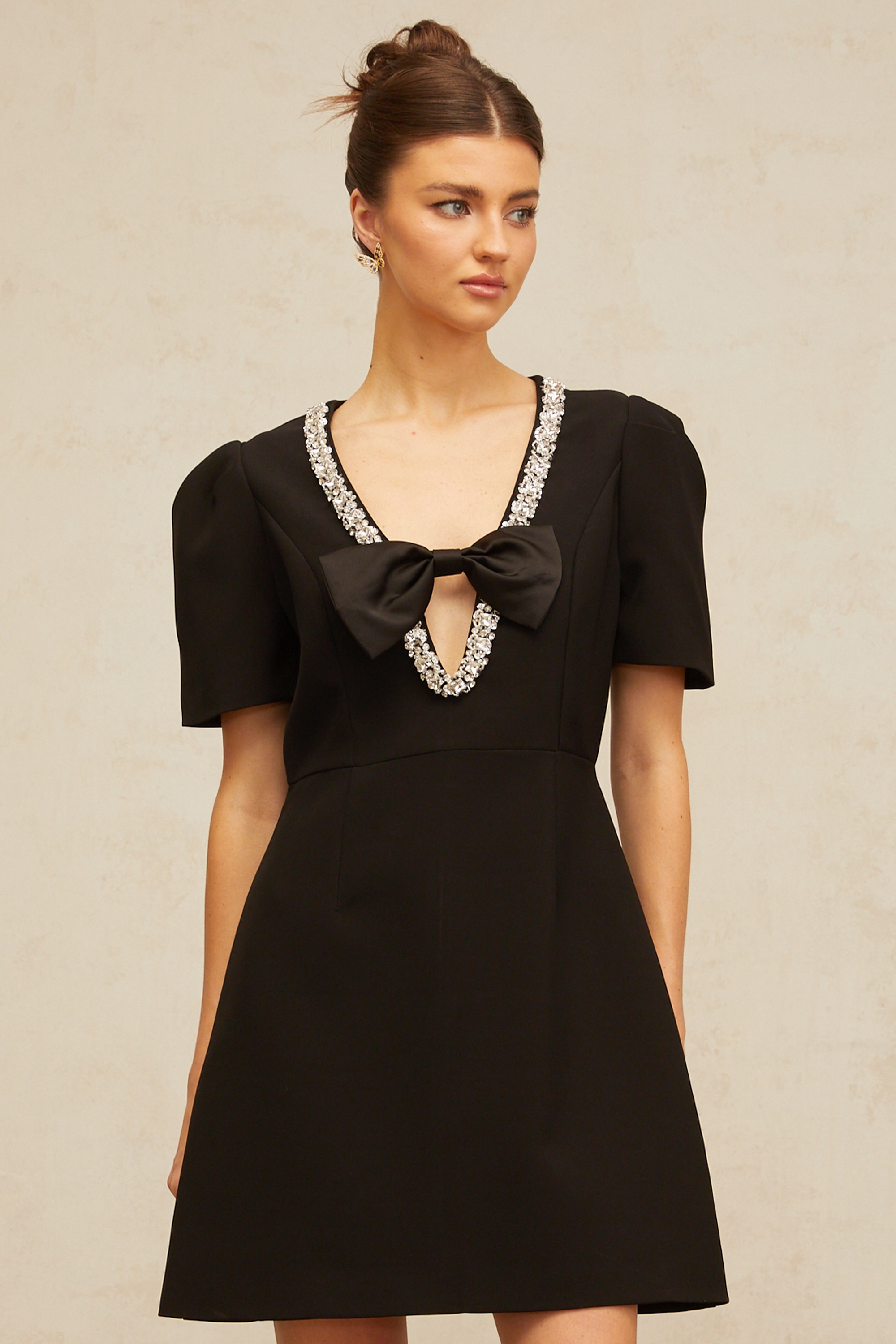 فستان جاك قصير أسود مفتوح الظهر