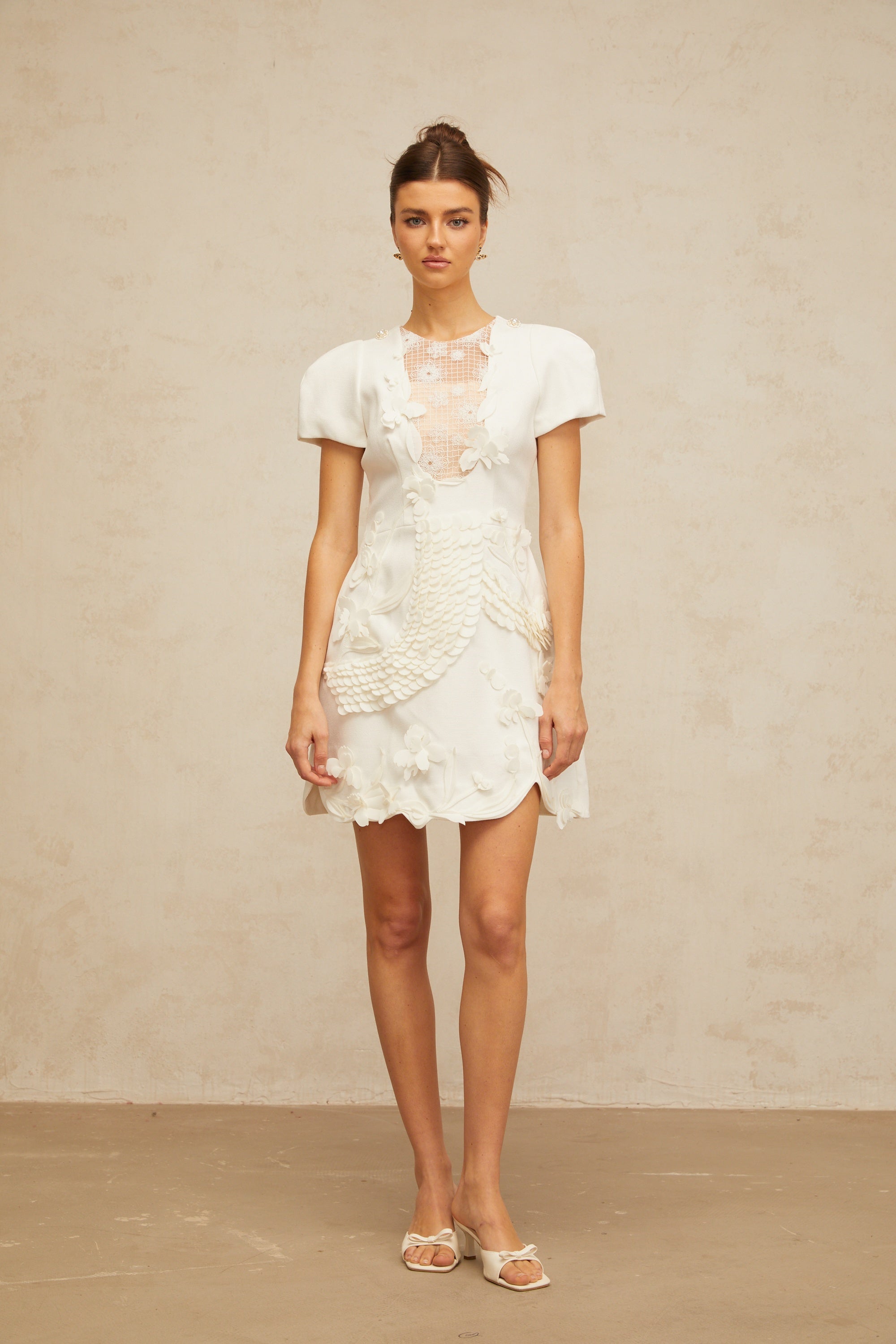 Frida – Weißes Puff-Minikleid mit Blumenapplikation