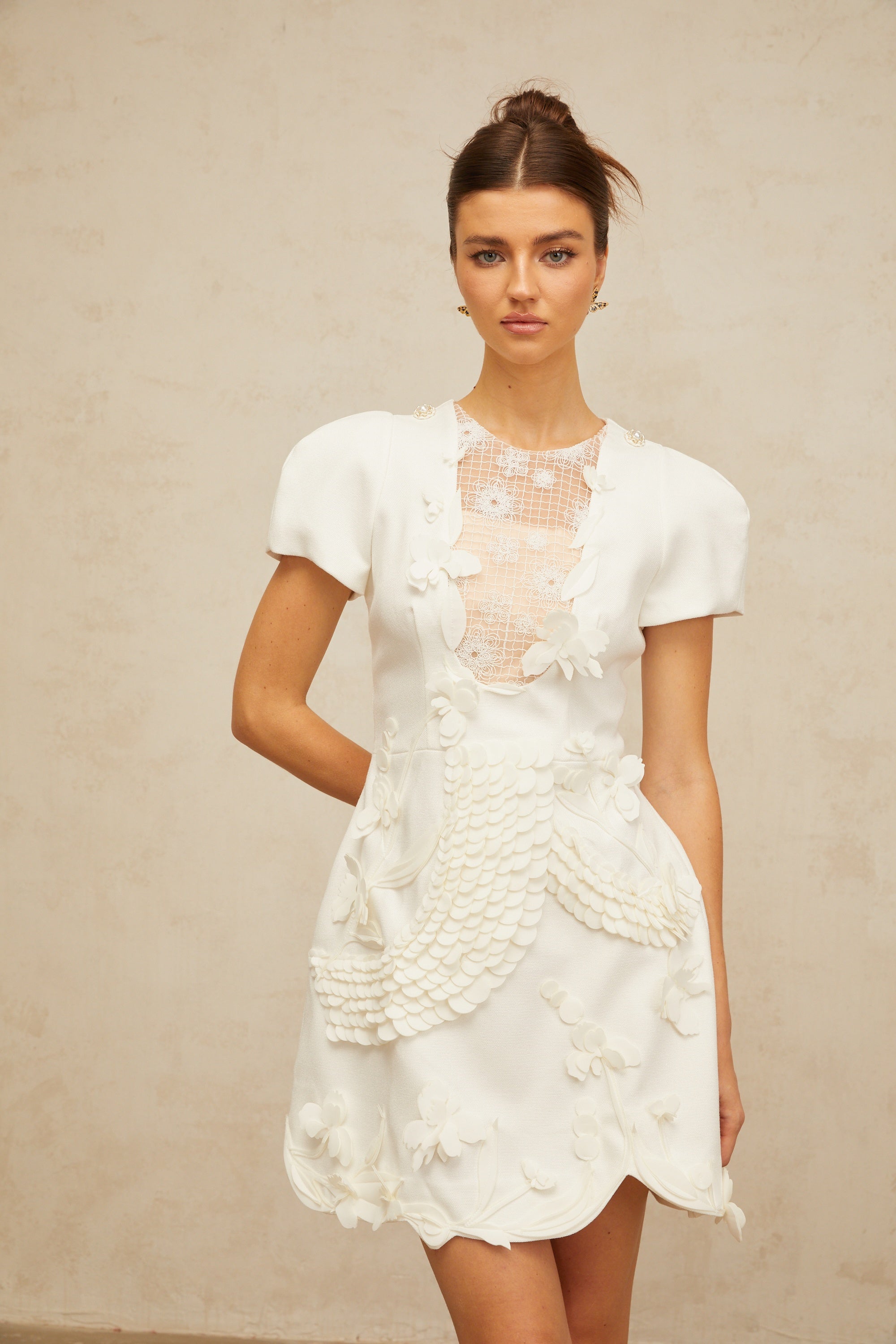 Frida – Weißes Puff-Minikleid mit Blumenapplikation