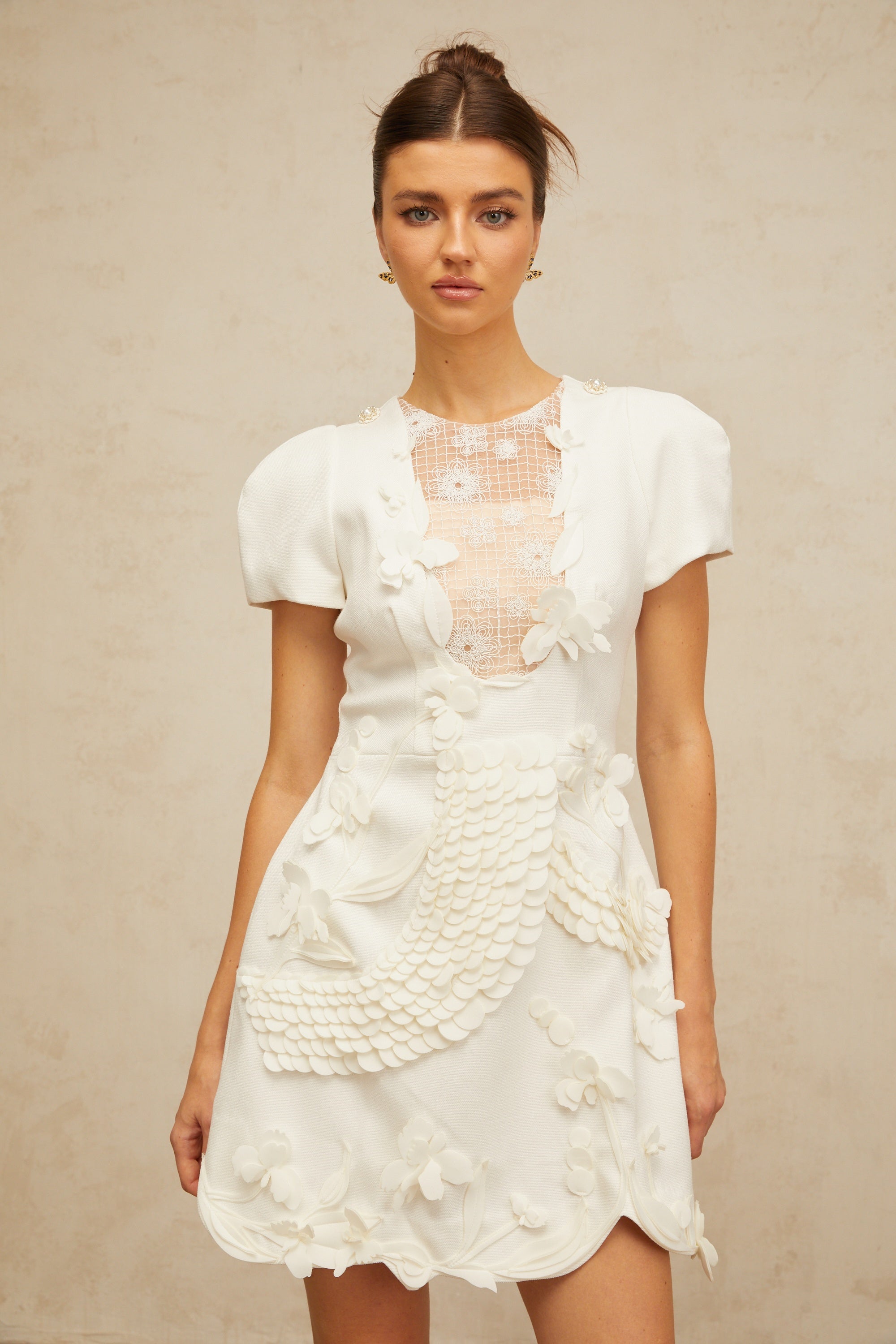 Frida – Weißes Puff-Minikleid mit Blumenapplikation