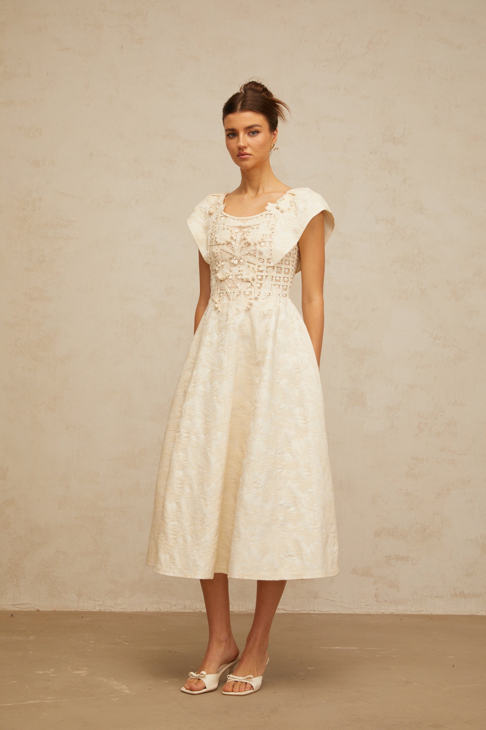 فستان زينيا متوسط الطول مزين بتطريزات زهرية محايدة