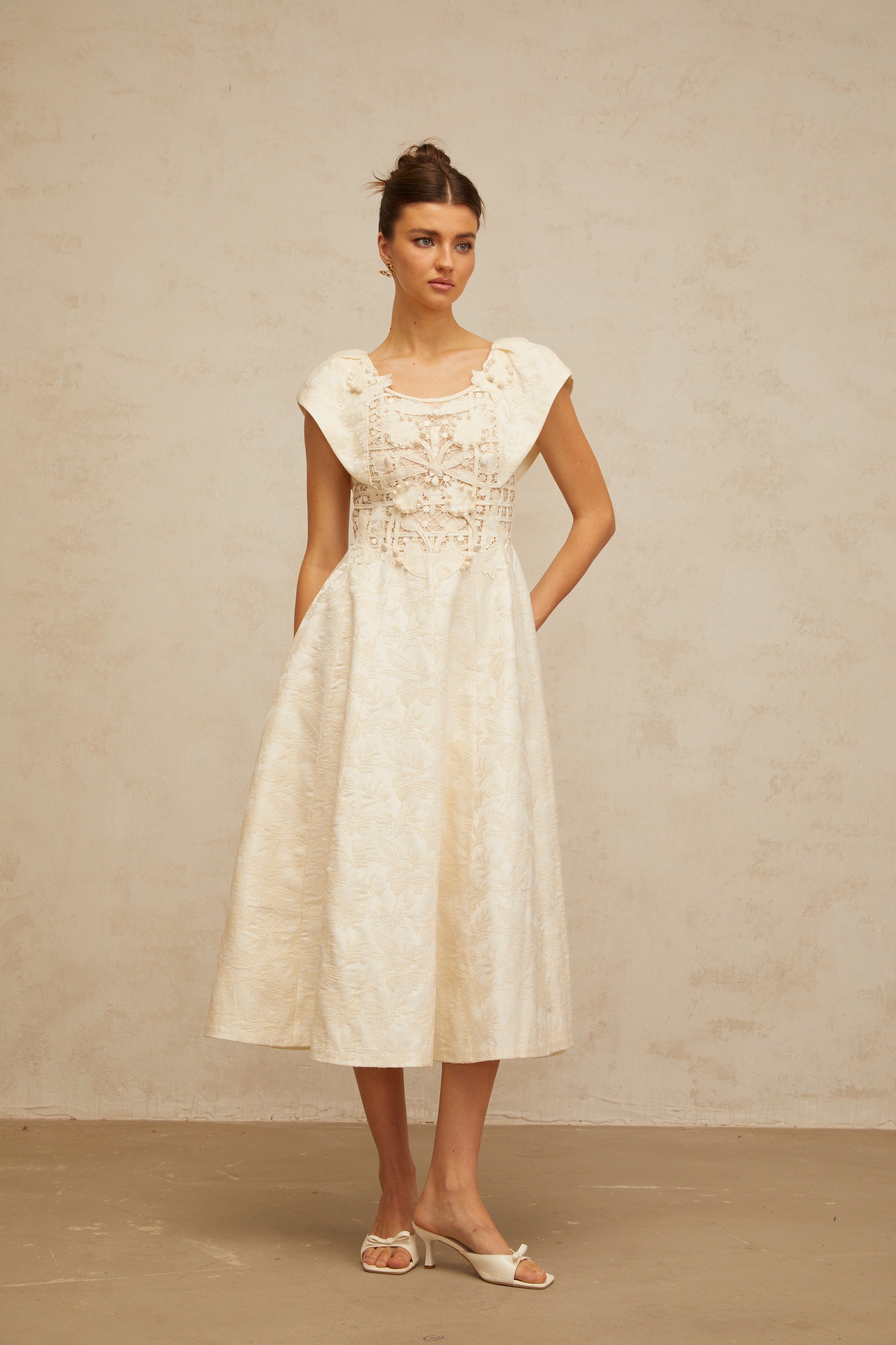 فستان زينيا متوسط الطول مزين بتطريزات زهرية محايدة