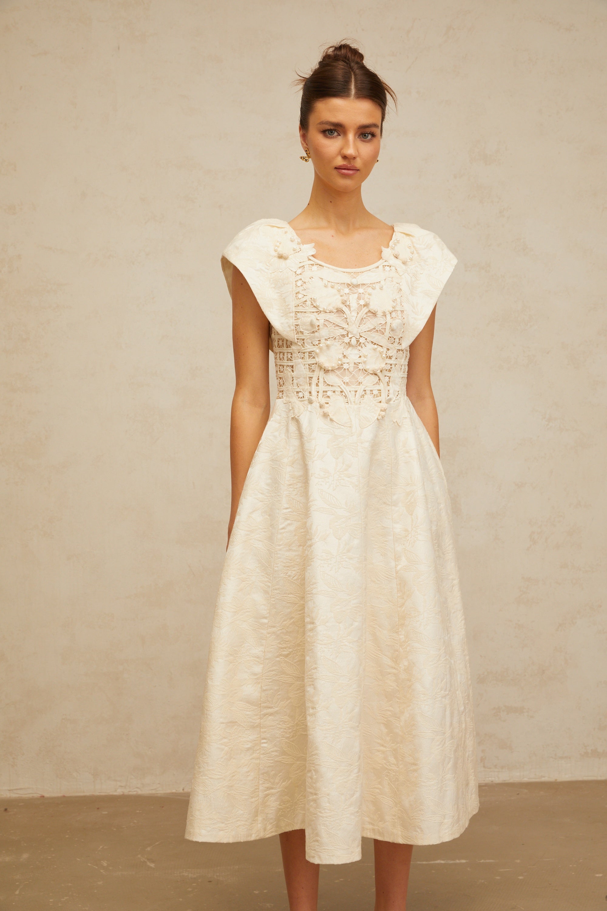 فستان زينيا متوسط الطول مزين بتطريزات زهرية محايدة