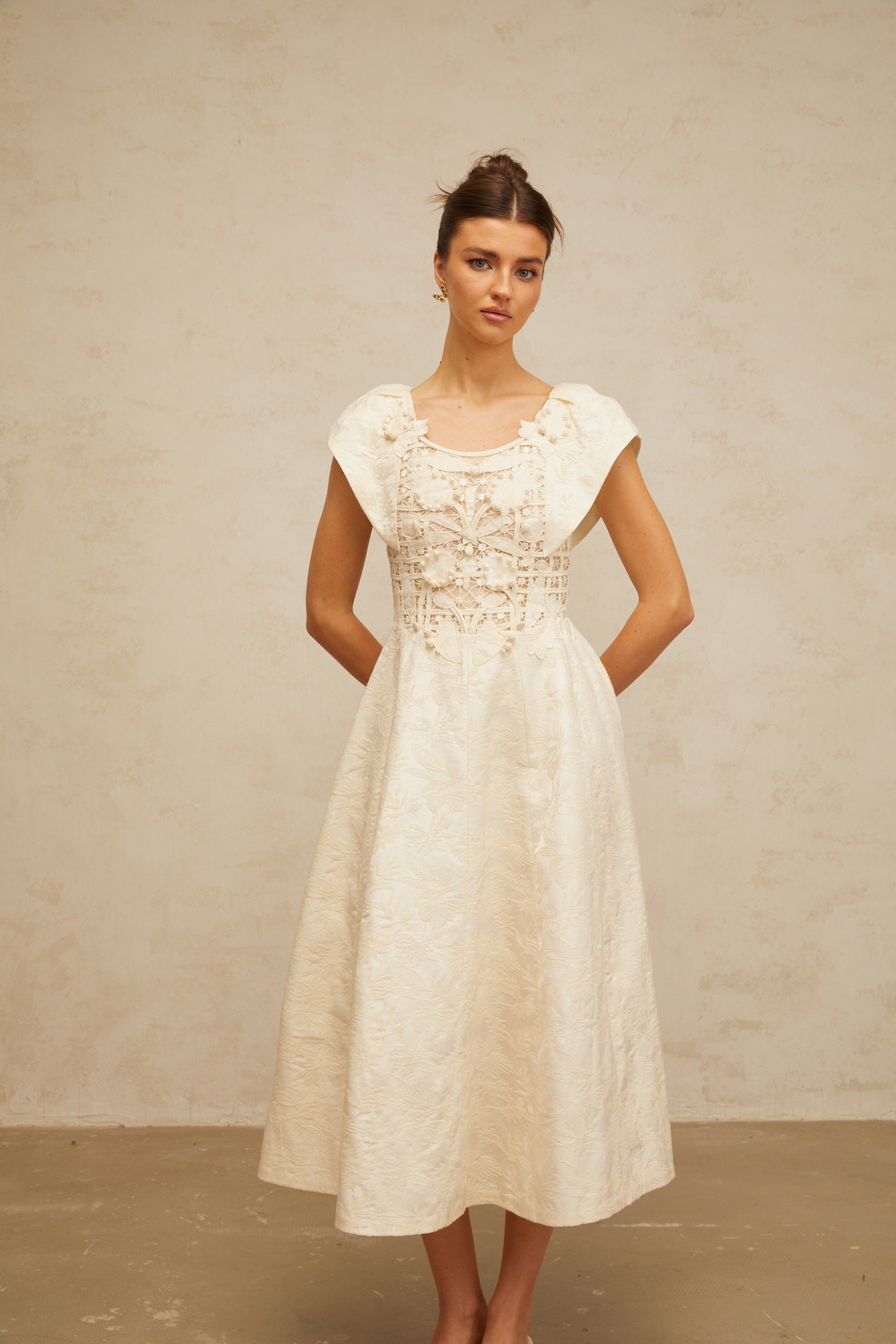 فستان زينيا متوسط الطول مزين بتطريزات زهرية محايدة