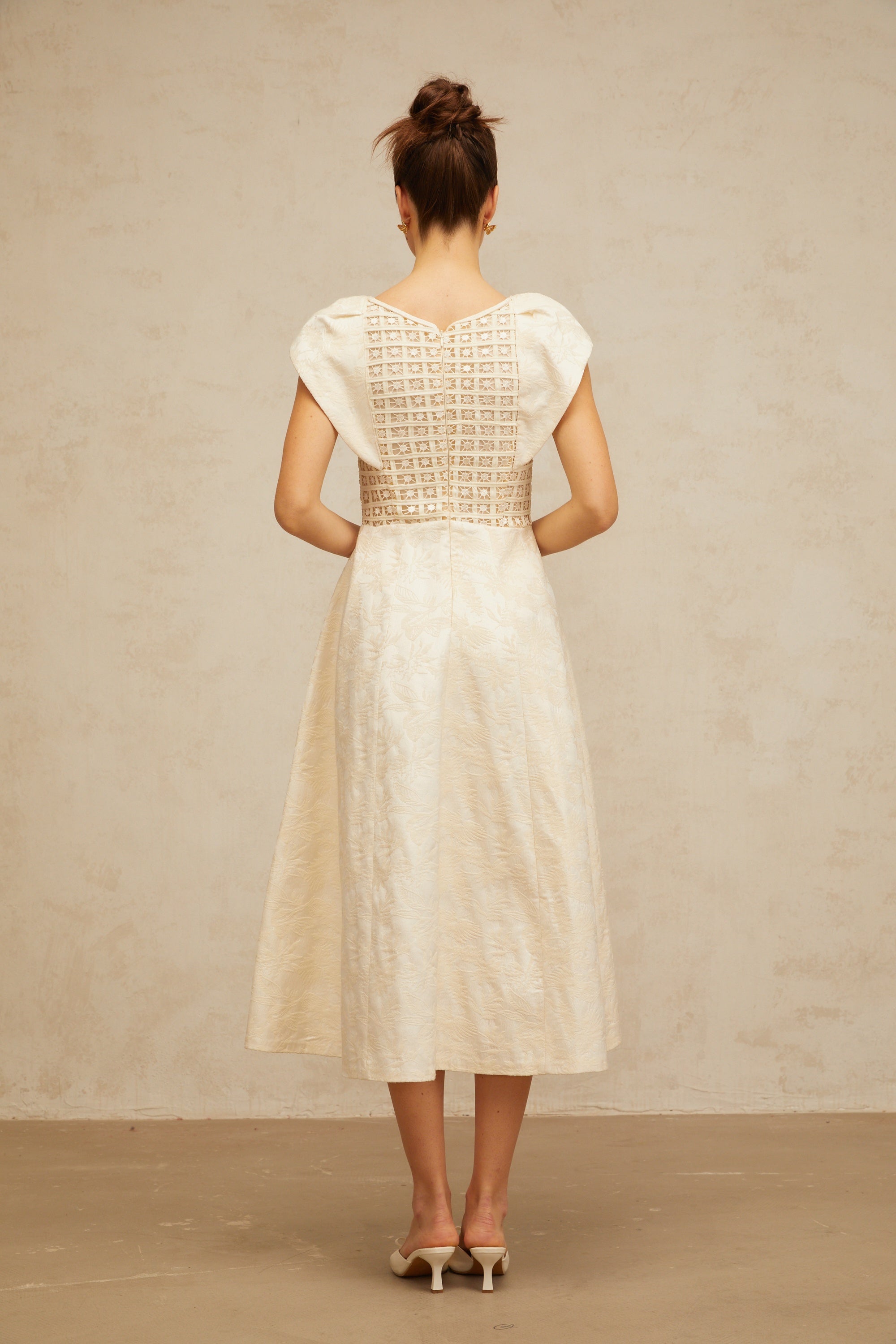 فستان زينيا متوسط الطول مزين بتطريزات زهرية محايدة