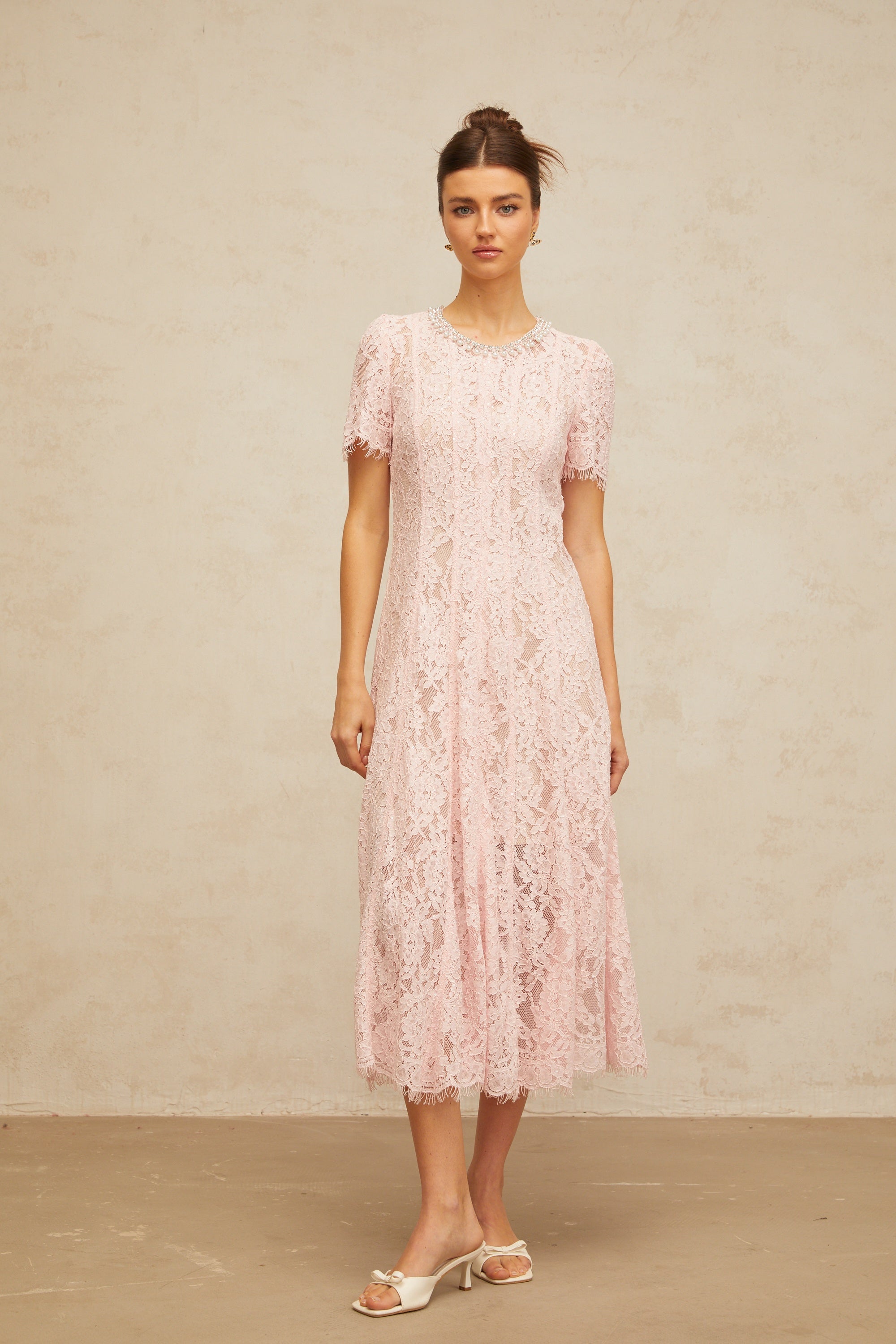 فستان دولسي متوسط الطول مزين بالورود من الدانتيل