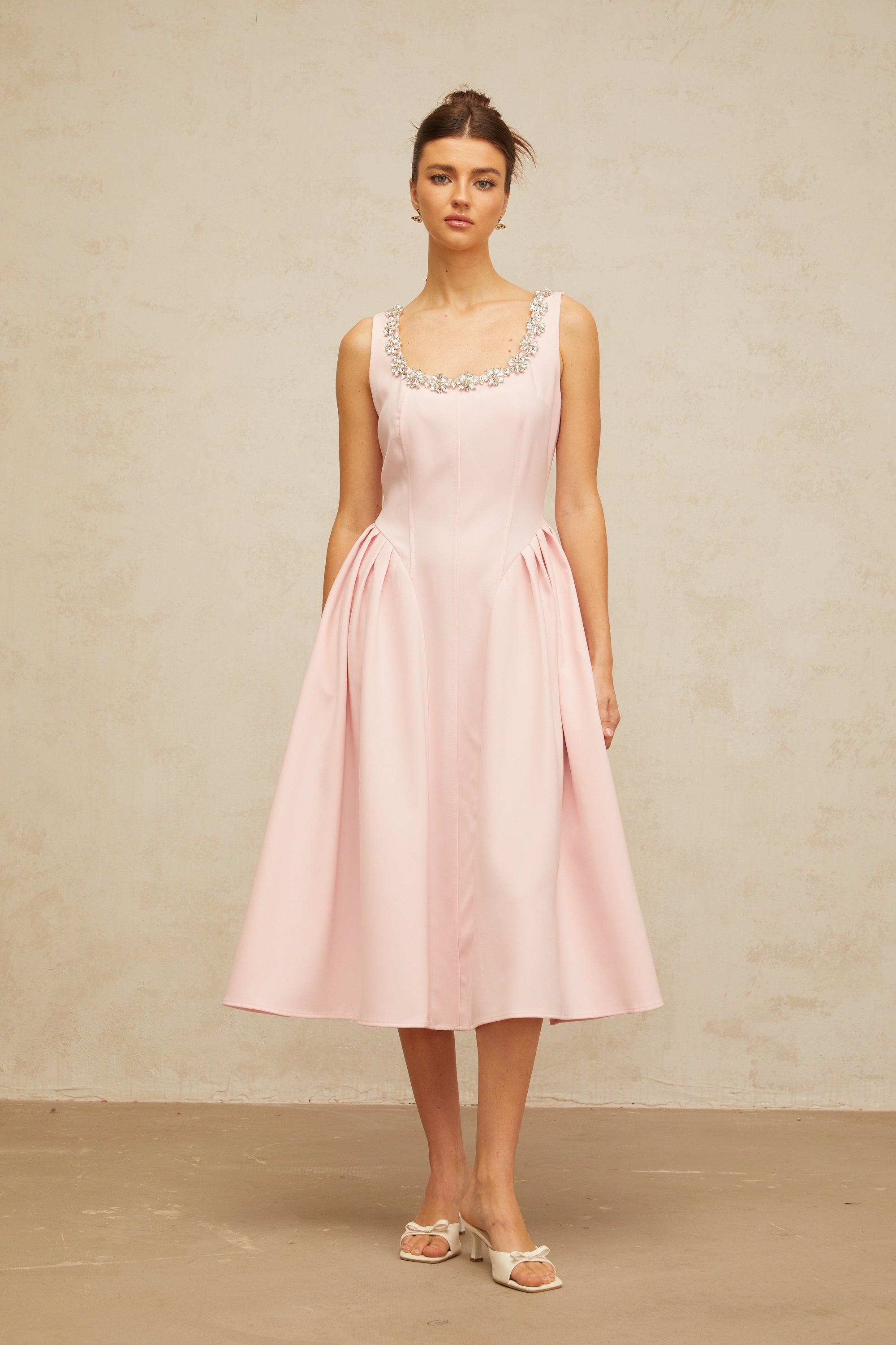 فستان متوسط الطول من تصميم Aimée مصنوع من التول وكشكش باللون الوردي