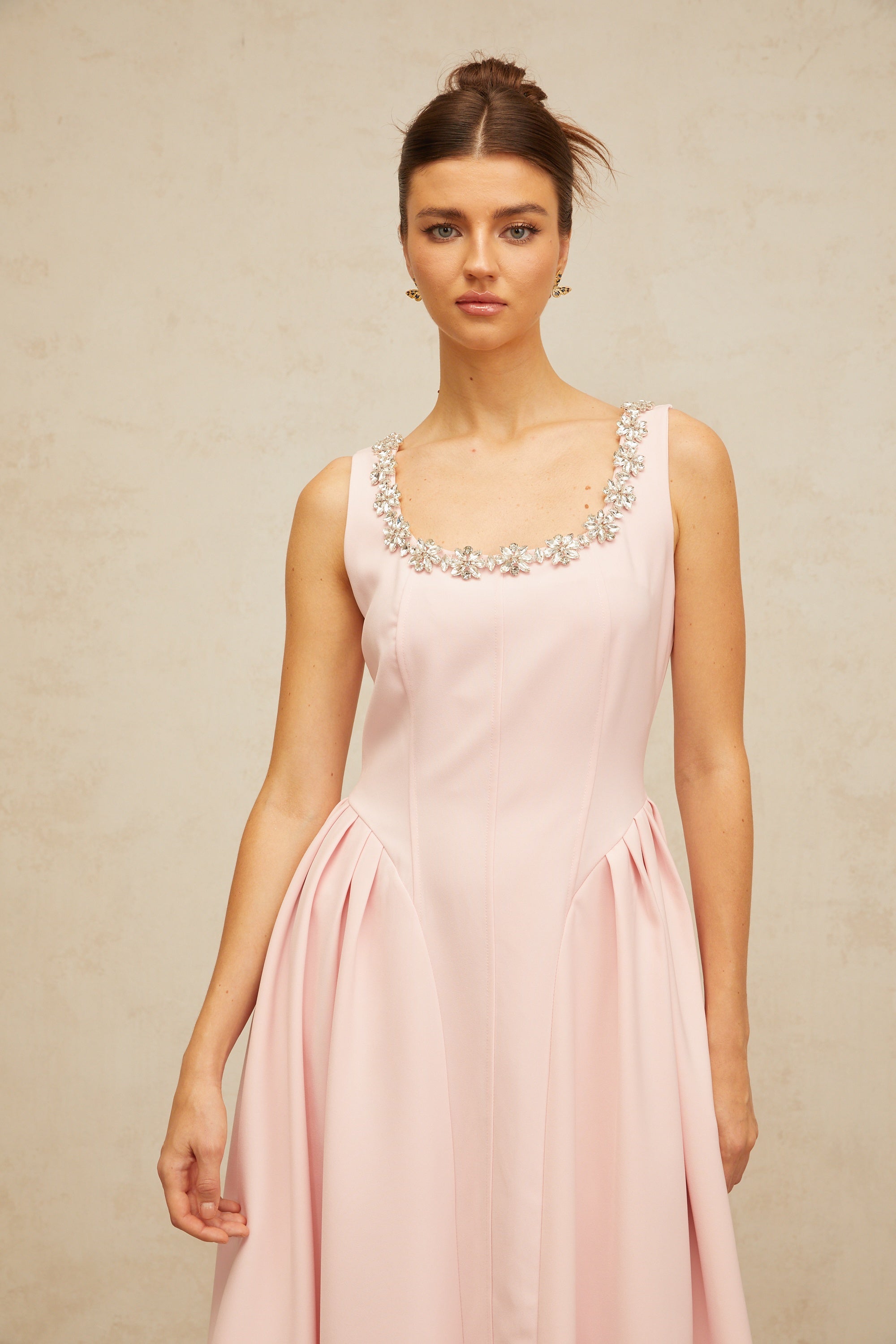 فستان متوسط الطول من تصميم Aimée مصنوع من التول وكشكش باللون الوردي