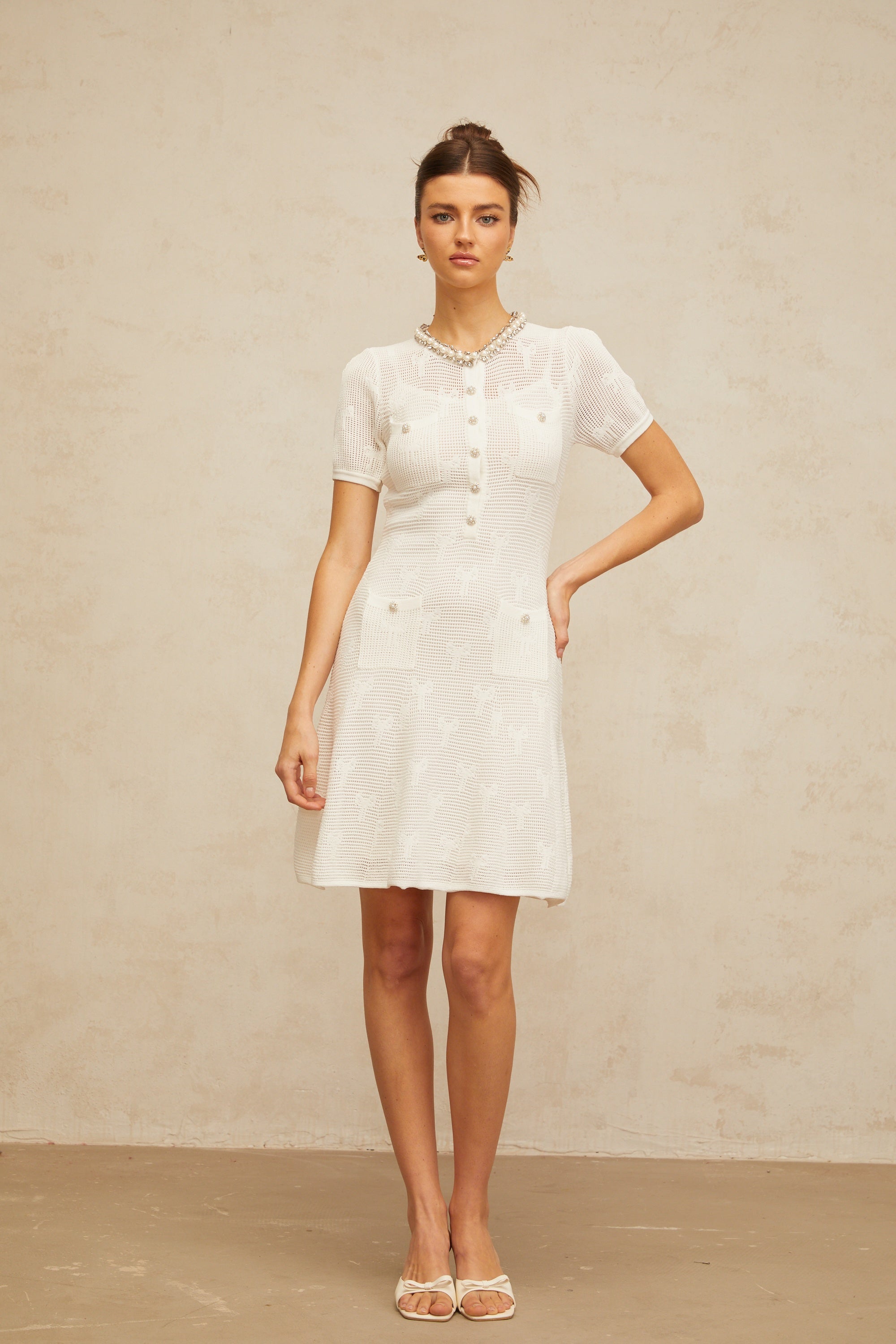 فستان مارجولين قصير أبيض مزين بالكروشيه