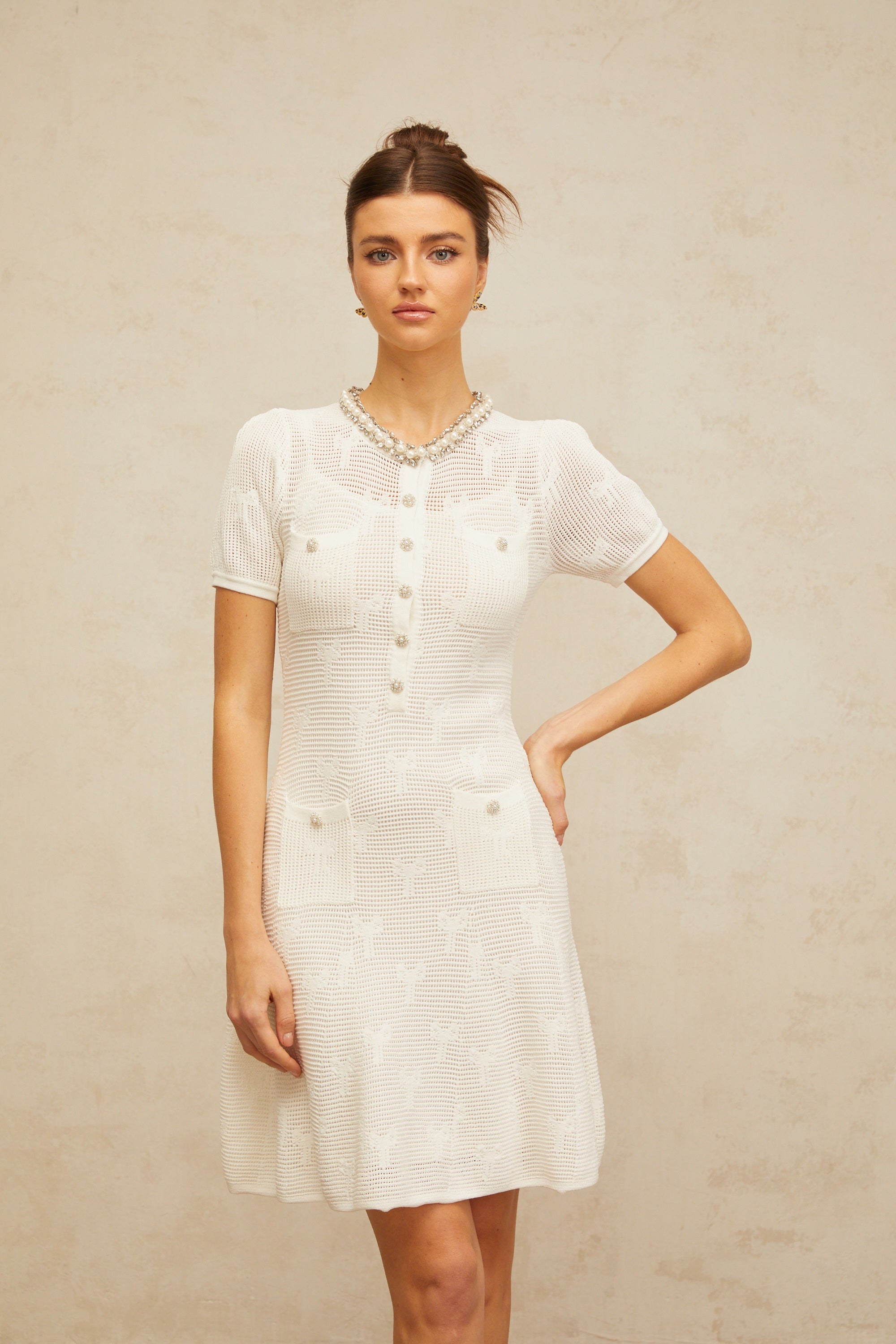 فستان مارجولين قصير أبيض مزين بالكروشيه