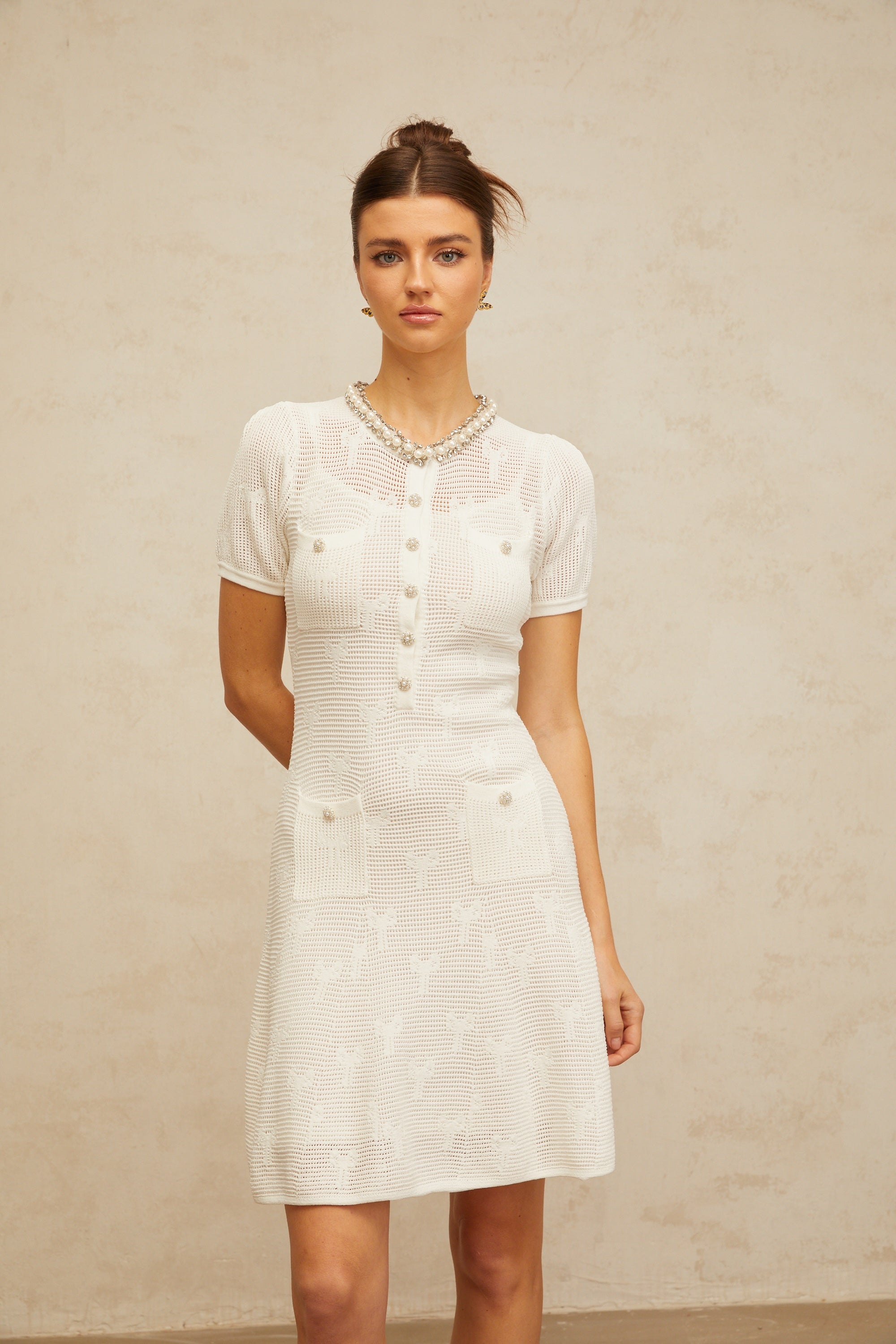 فستان مارجولين قصير أبيض مزين بالكروشيه