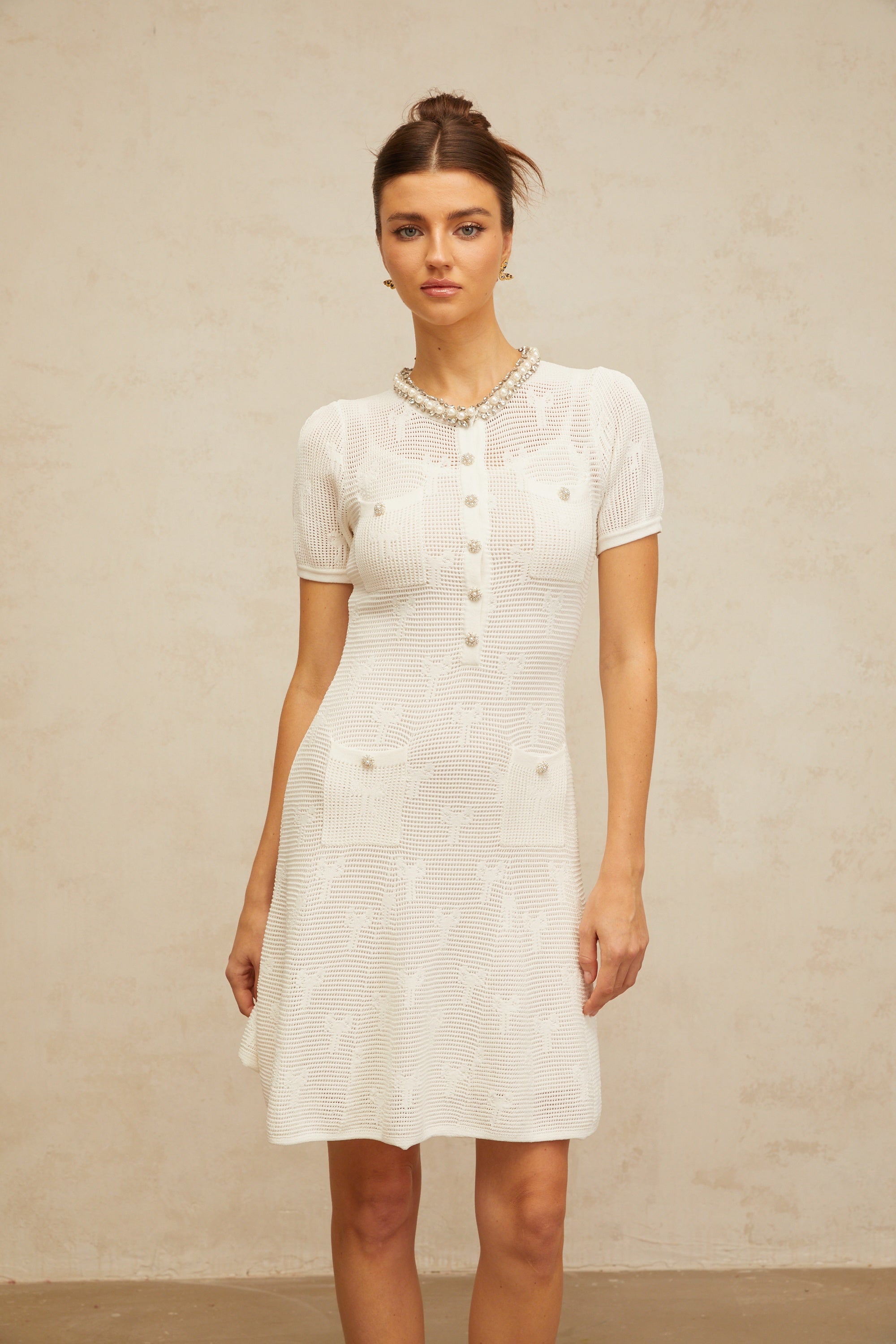 فستان مارجولين قصير أبيض مزين بالكروشيه
