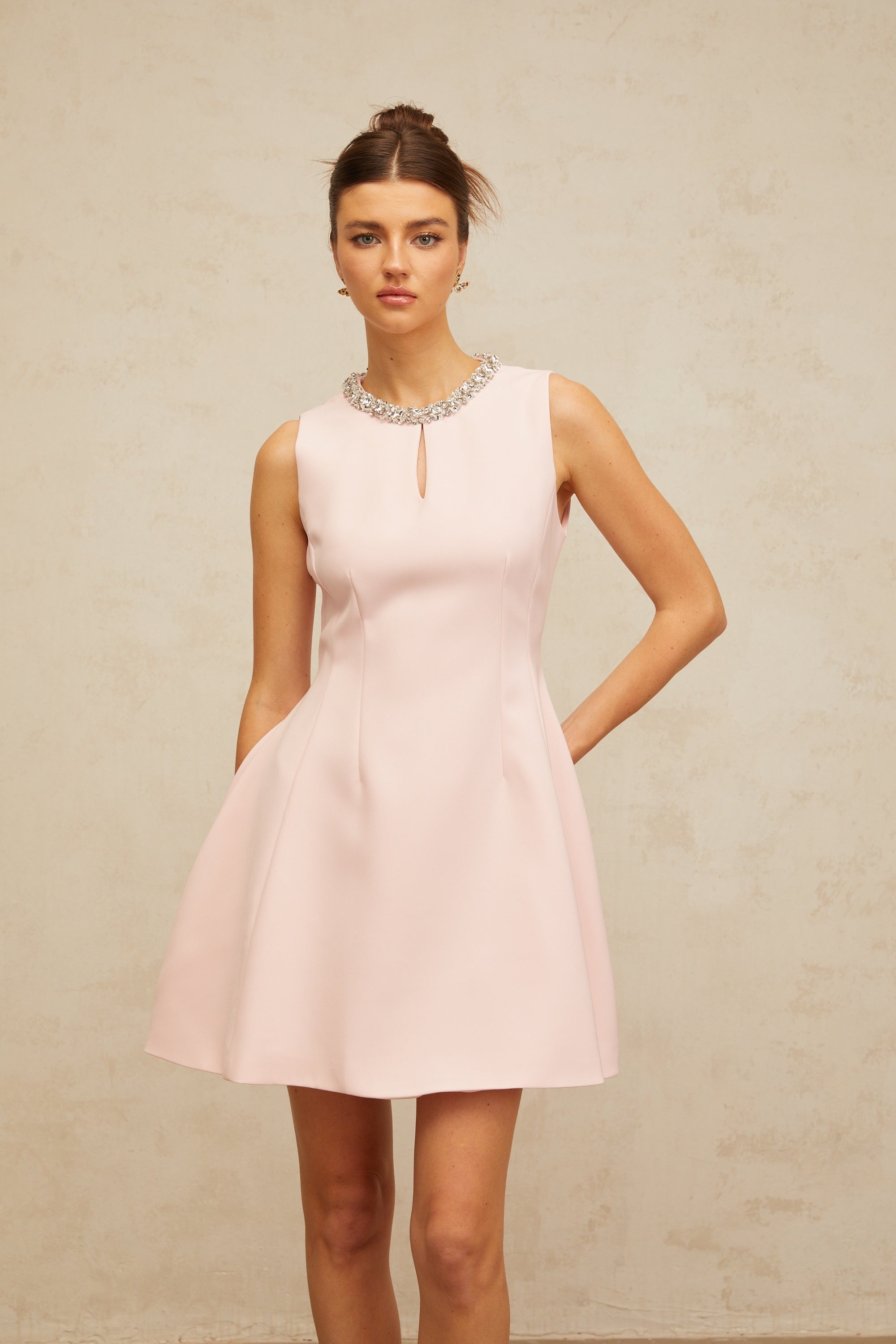 فستان قصير منفوخ من كلوتيلد باللون الوردي مزين بالترتر