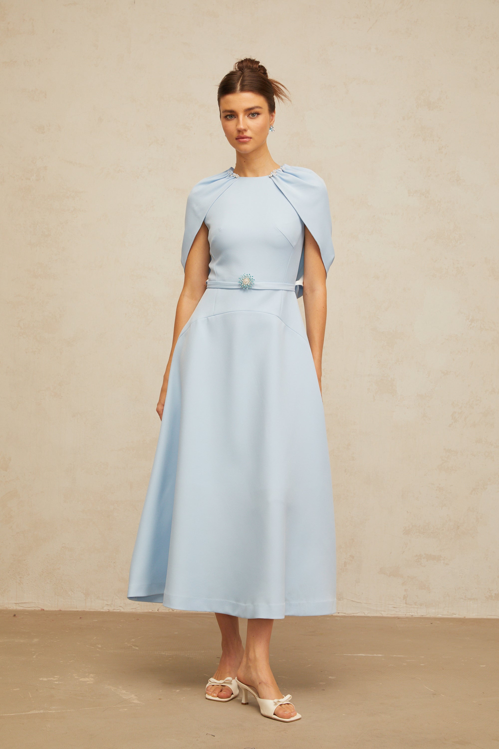 فستان لينا أزرق متوسط الطول مزين بلوحة شال