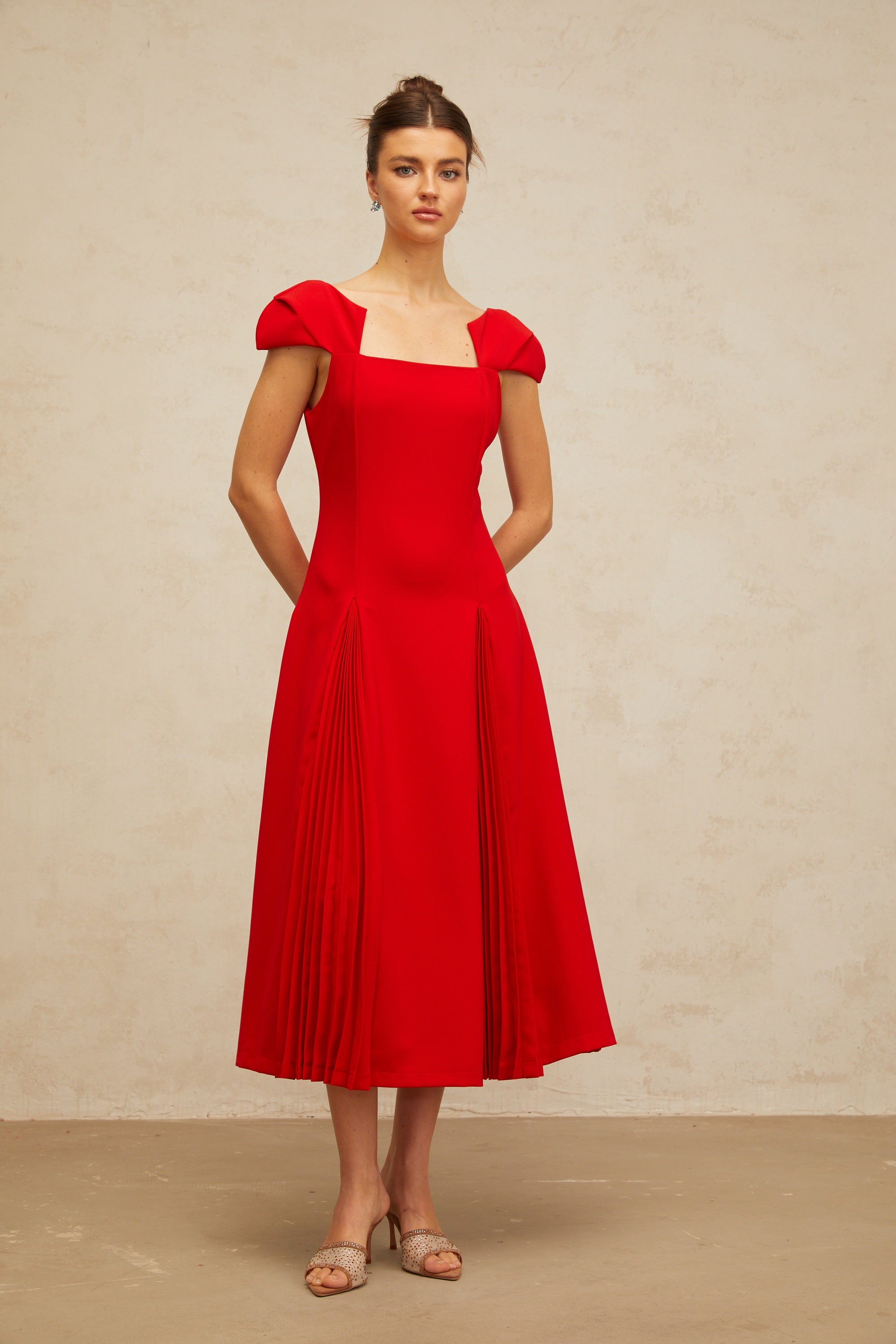 فستان جيرفايس متوسط الطول بتفاصيل مطوية باللون الأحمر