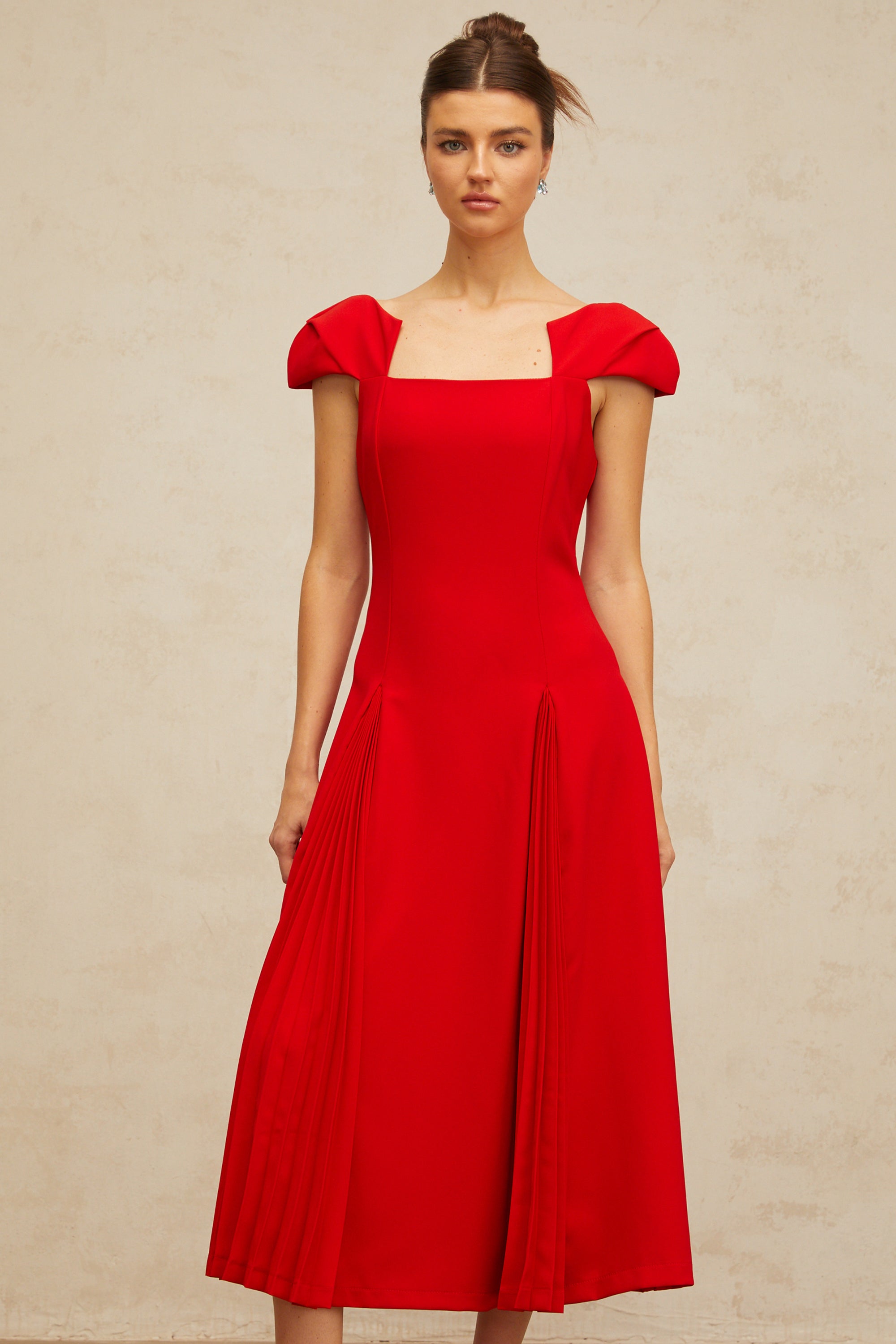 فستان جيرفايس متوسط الطول بتفاصيل مطوية باللون الأحمر