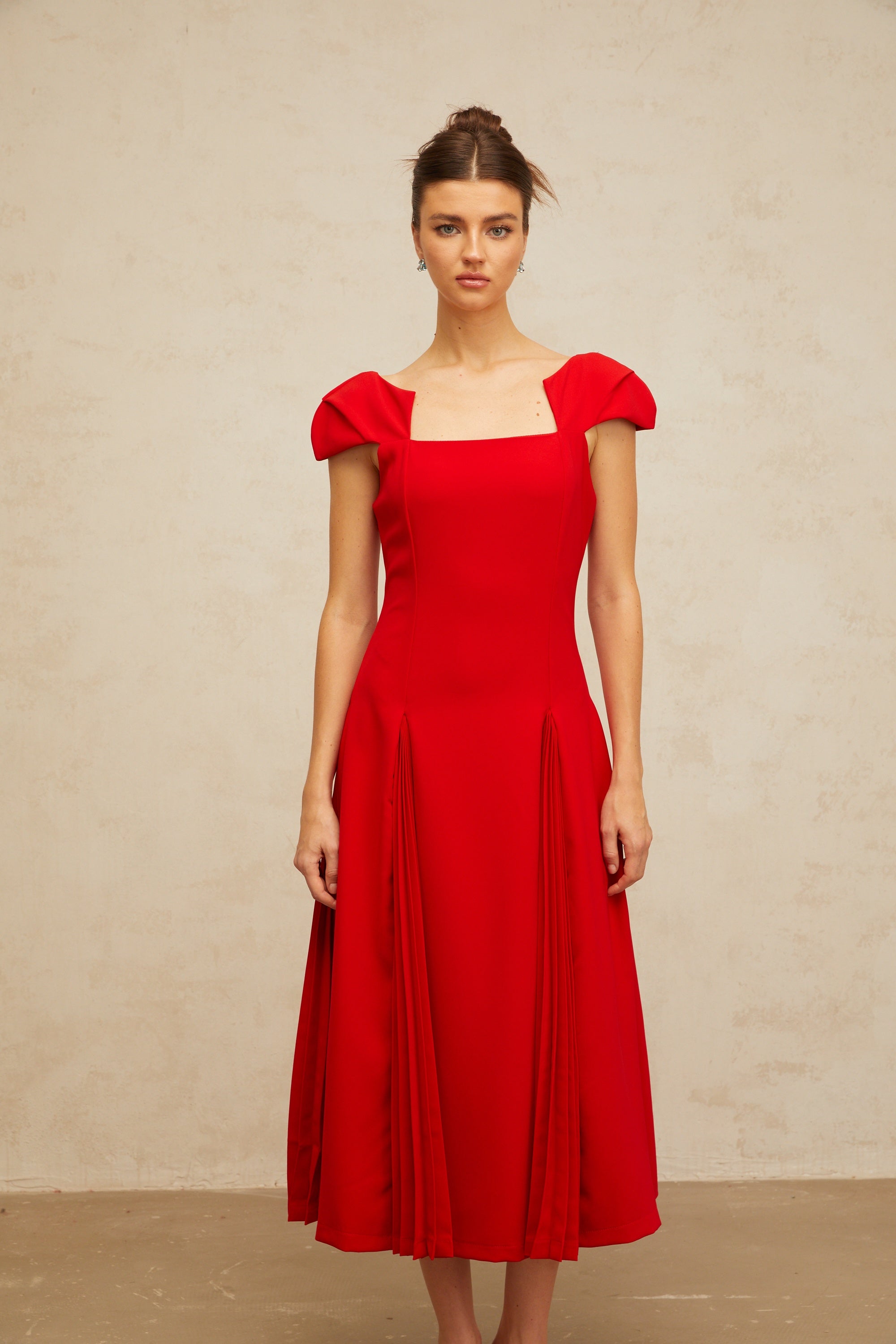 فستان جيرفايس متوسط الطول بتفاصيل مطوية باللون الأحمر