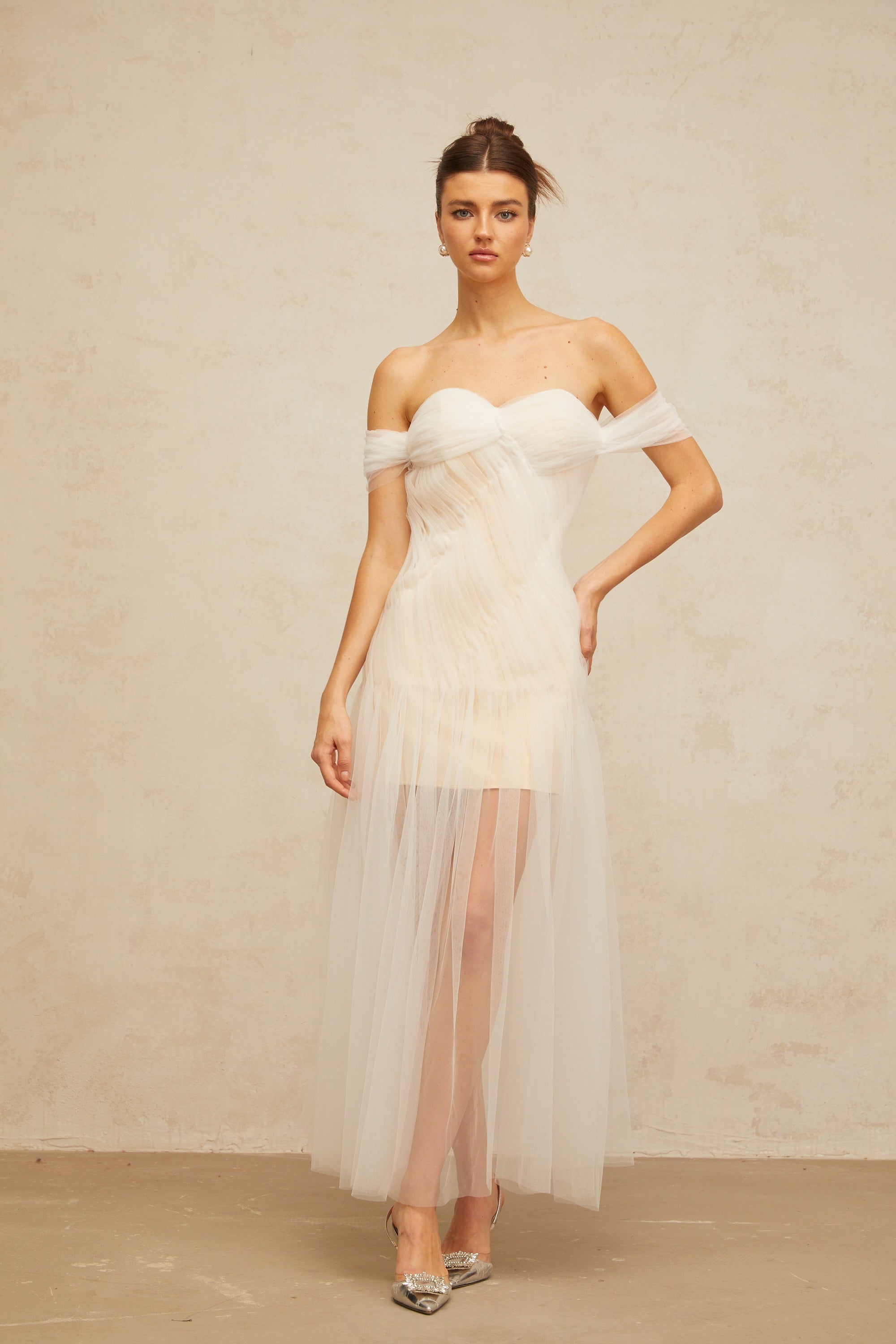 Sibylle – Maxikleid aus plissiertem Tüll in Off-White