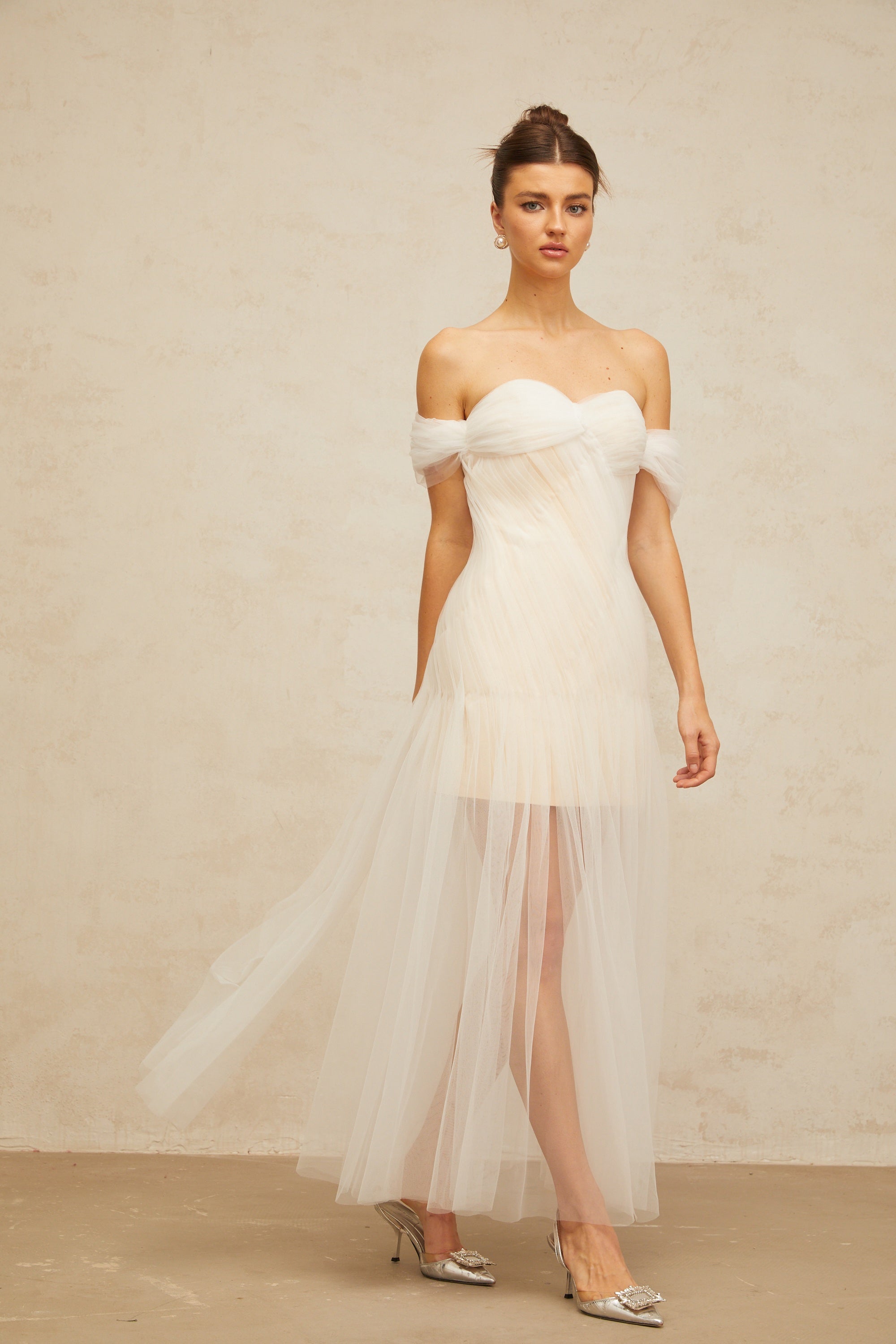 Sibylle – Maxikleid aus plissiertem Tüll in Off-White