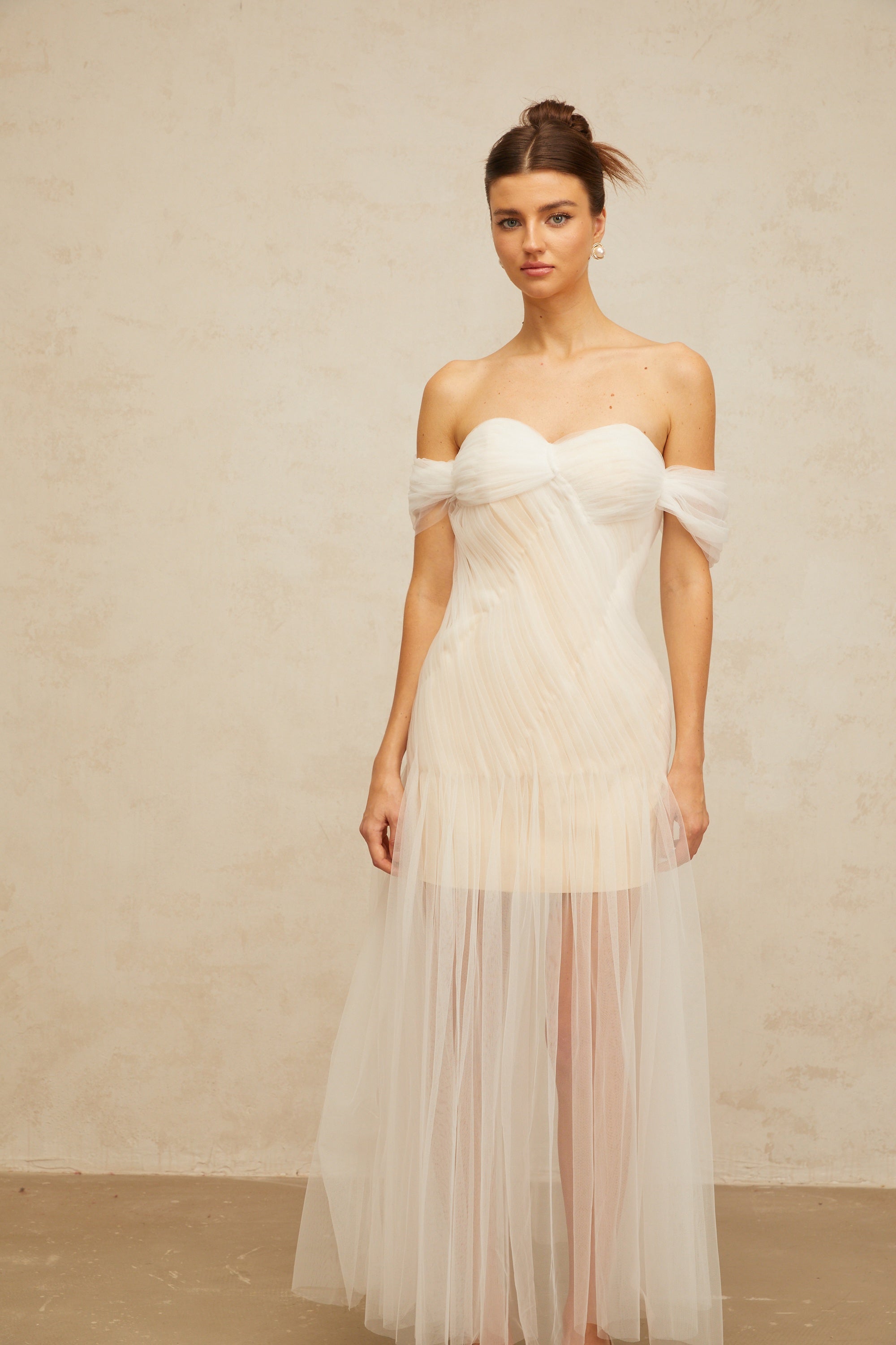Sibylle – Maxikleid aus plissiertem Tüll in Off-White
