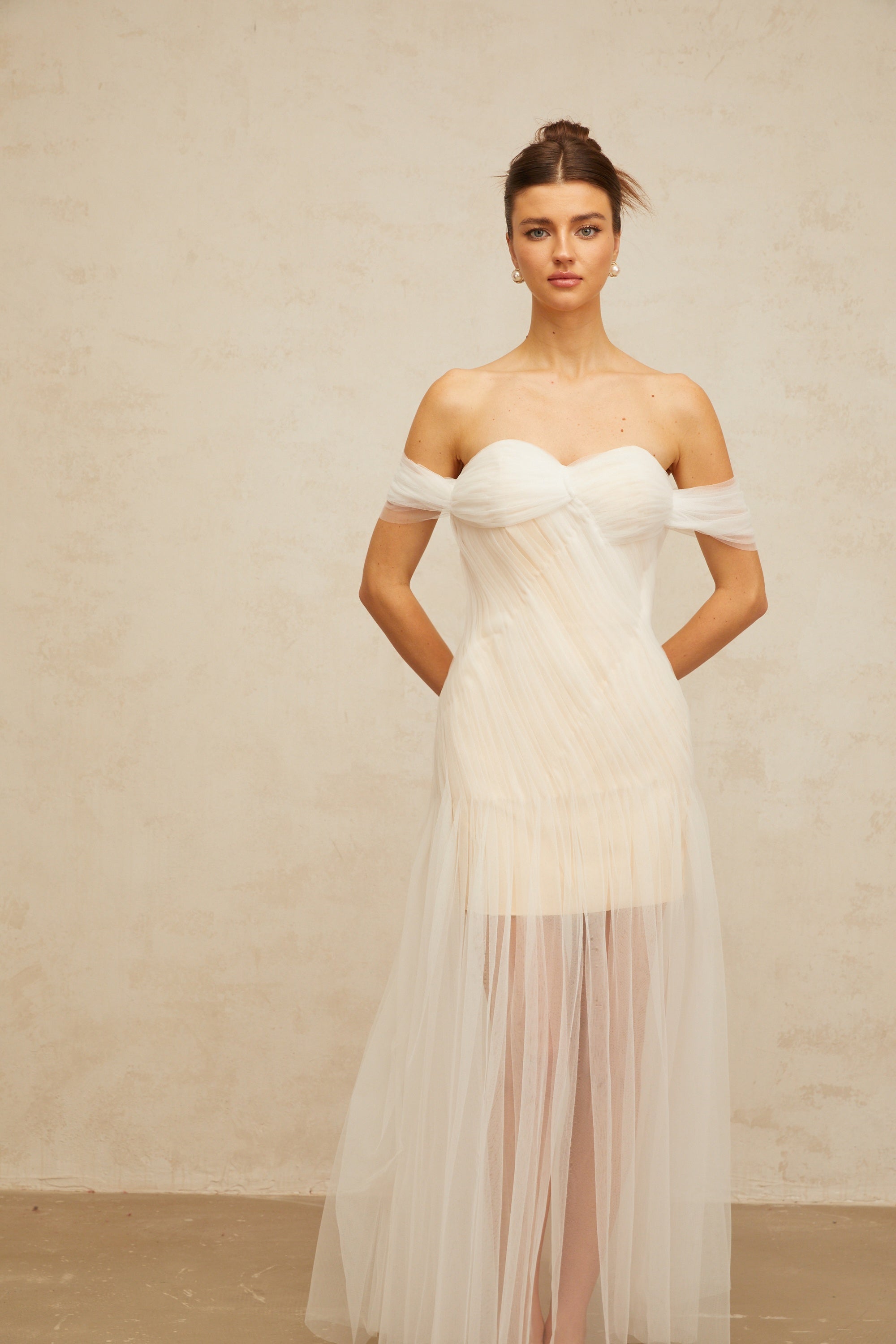 Sibylle – Maxikleid aus plissiertem Tüll in Off-White