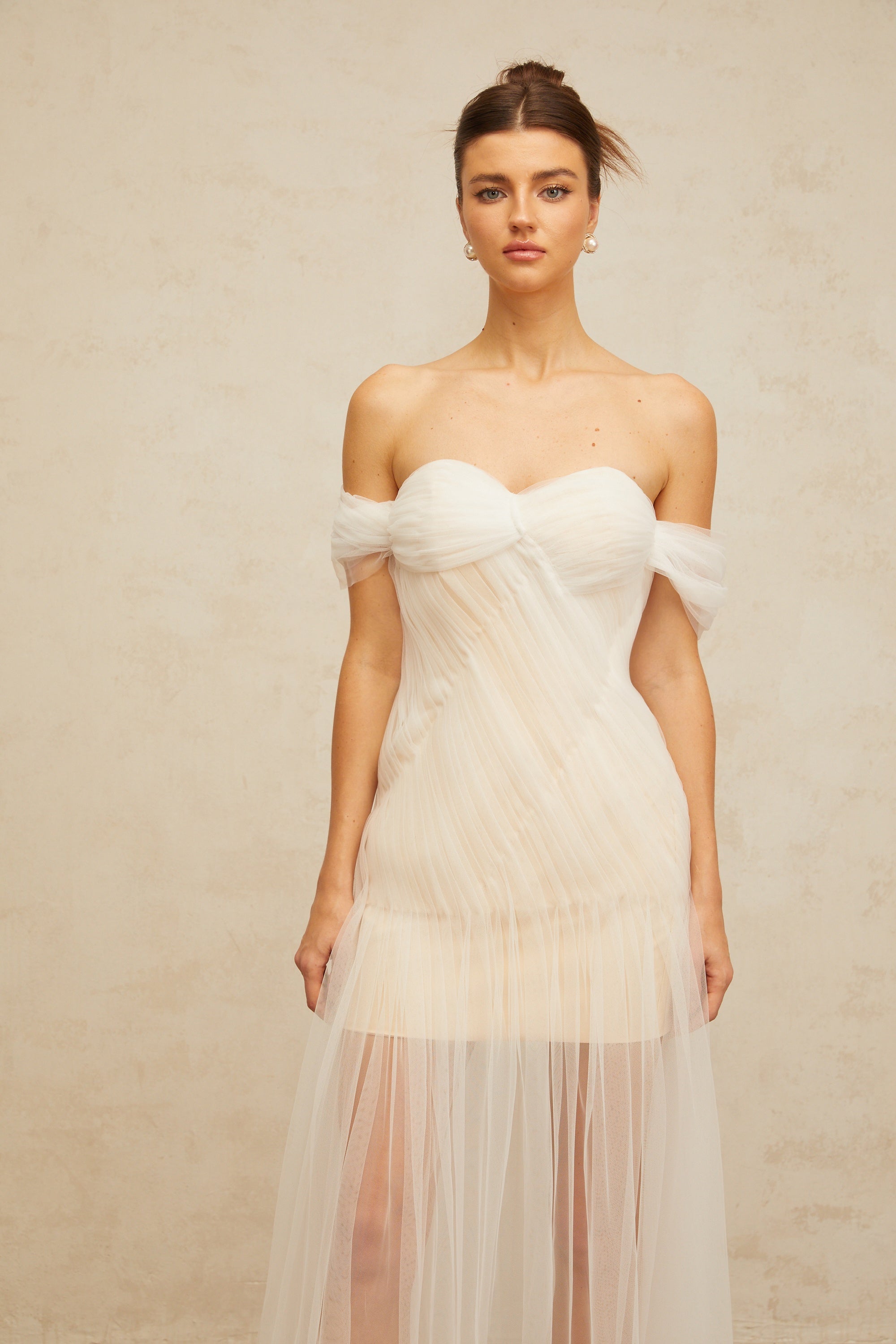 Sibylle – Maxikleid aus plissiertem Tüll in Off-White