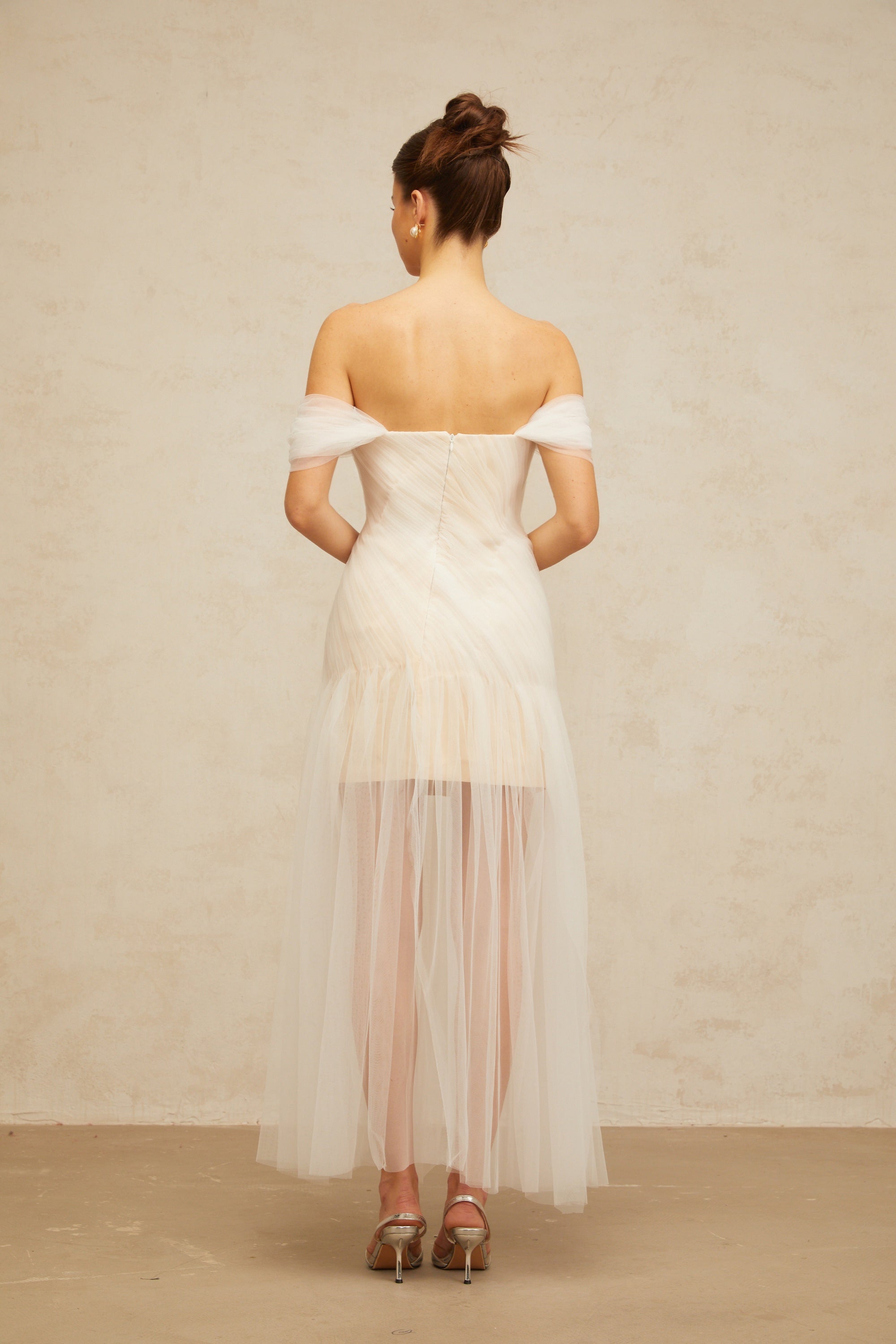 Sibylle – Maxikleid aus plissiertem Tüll in Off-White