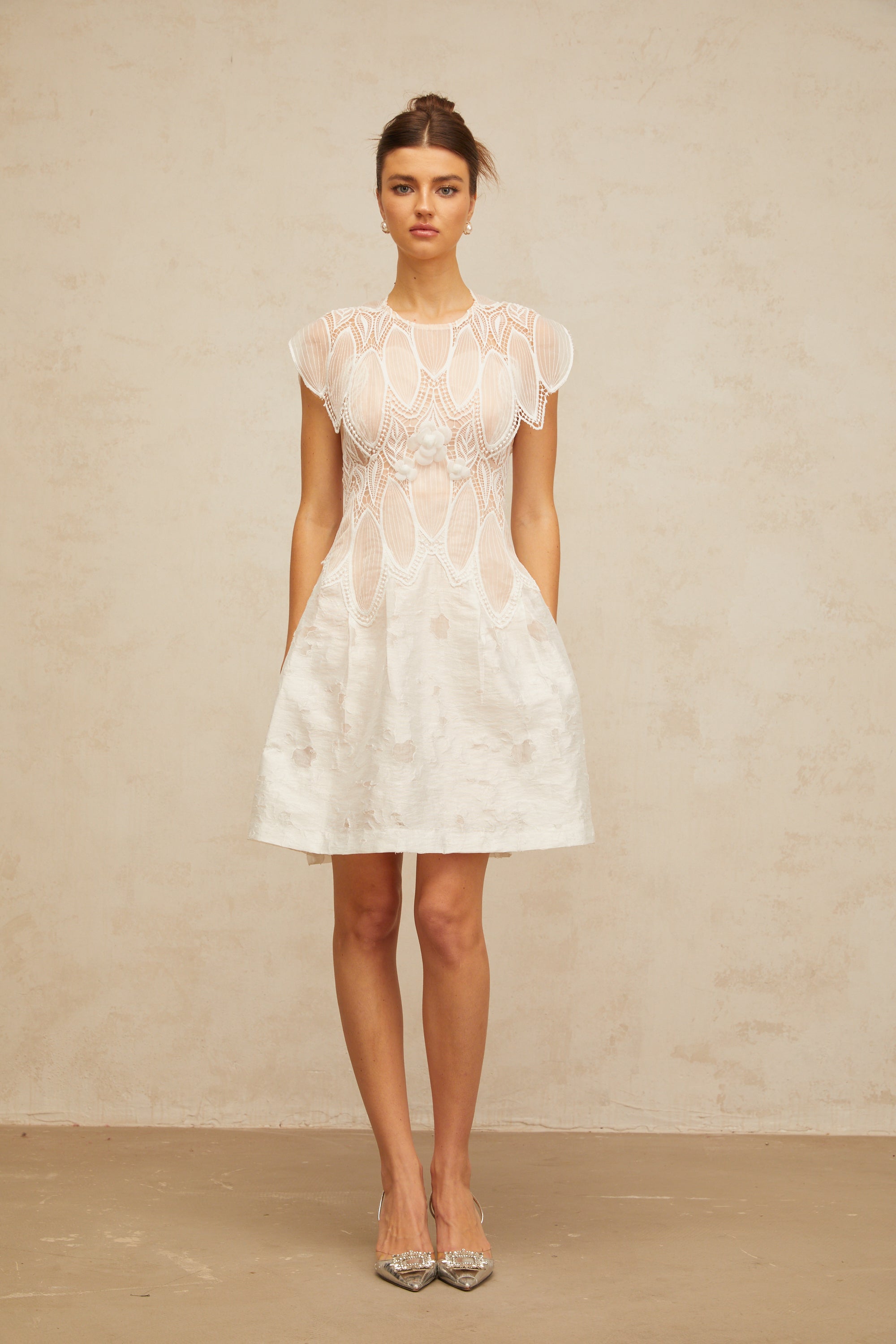 Clémence weißes Minikleid aus Kordelspitze mit 3D-Blütenblättern