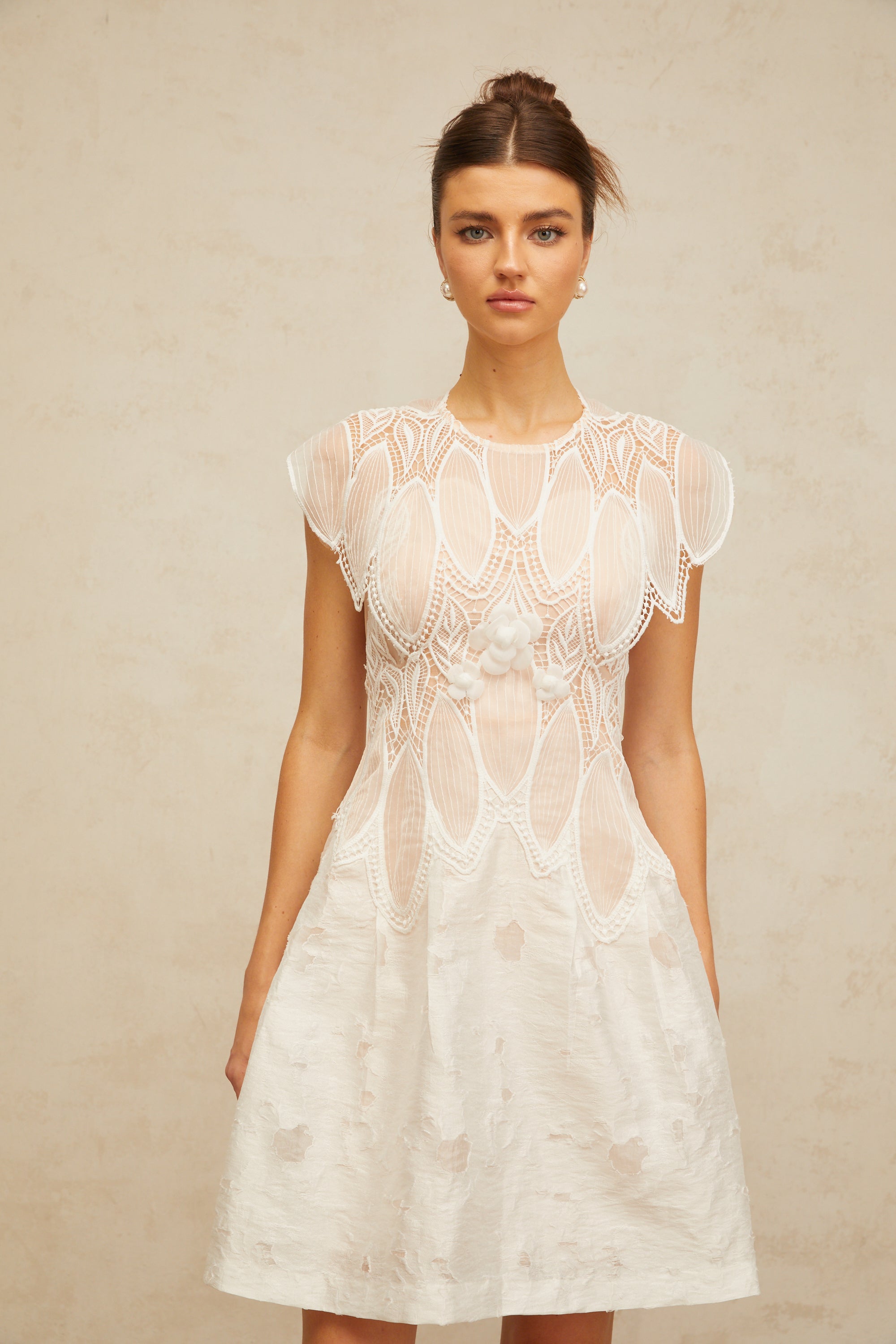 Clémence weißes Minikleid aus Kordelspitze mit 3D-Blütenblättern