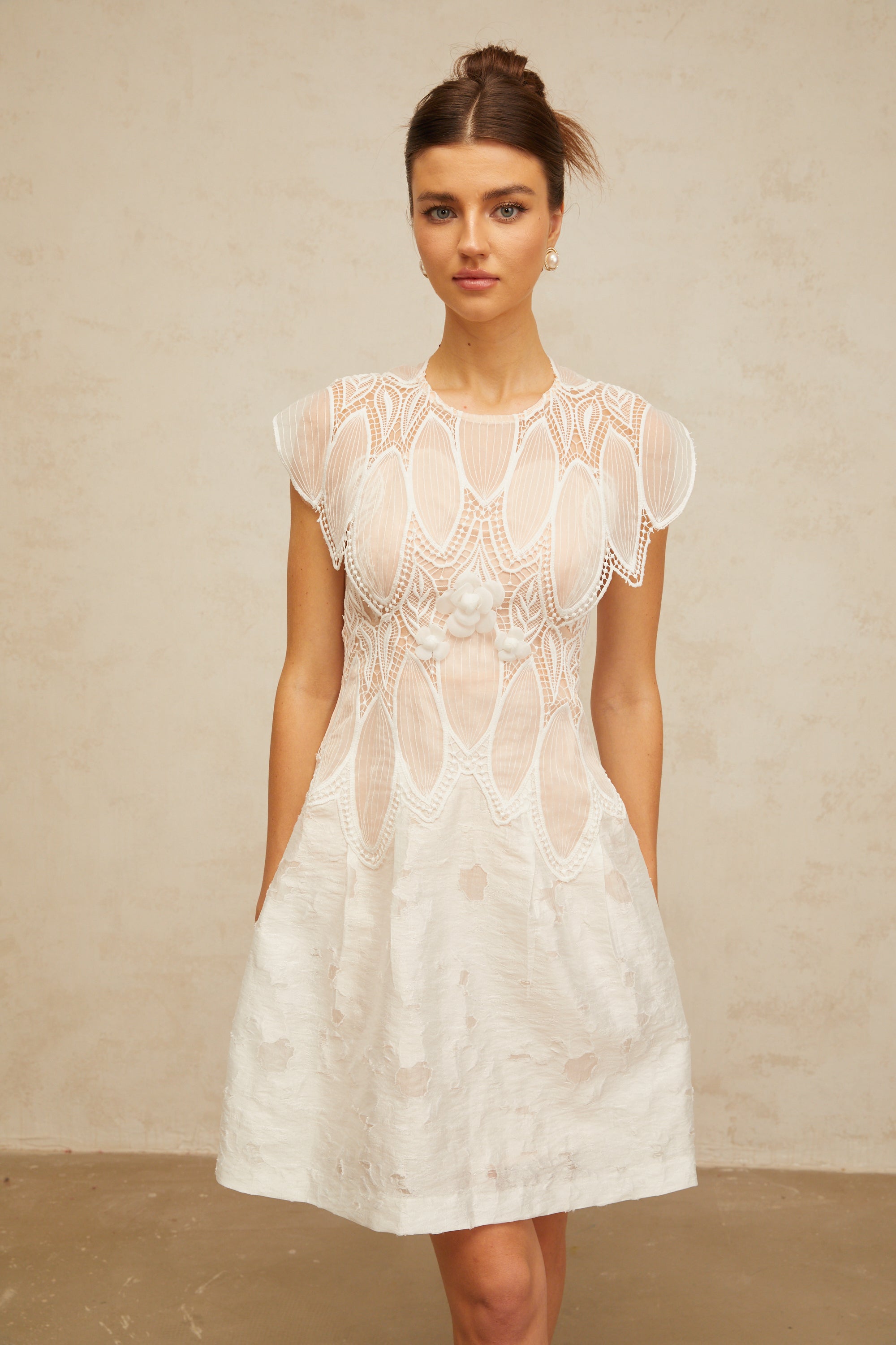 Clémence weißes Minikleid aus Kordelspitze mit 3D-Blütenblättern