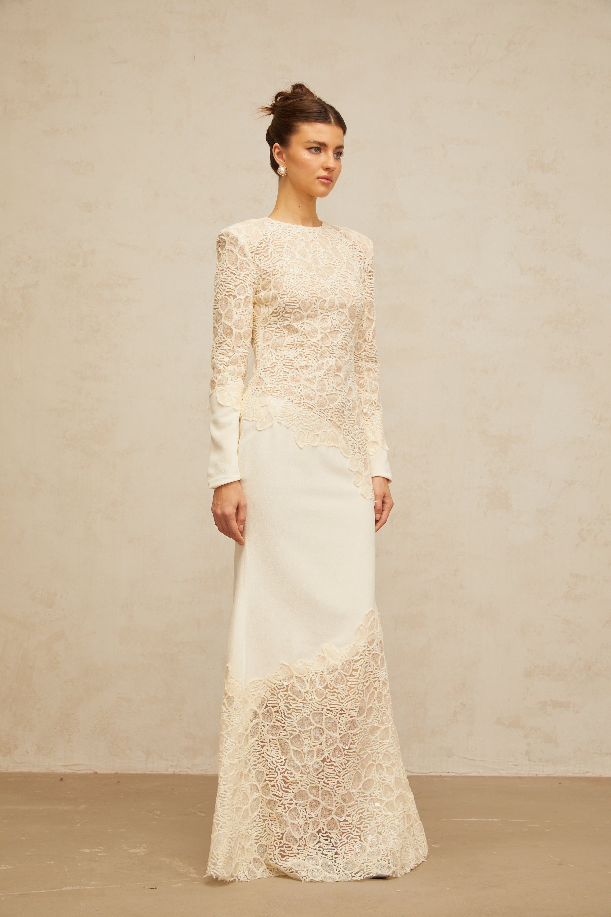 فستان ماتيلد الأبيض المطرز