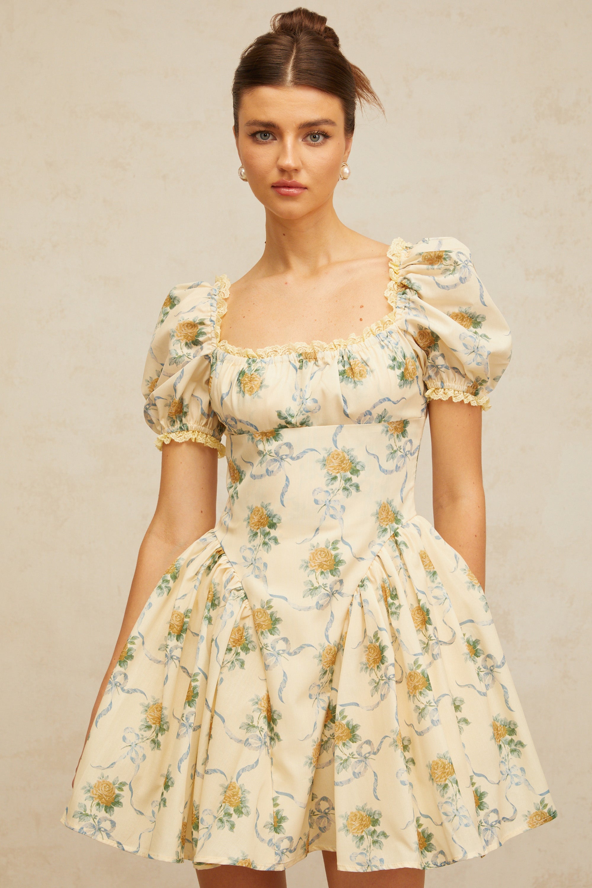 فستان تيفين الأصفر القصير المزين بطبعة زهور