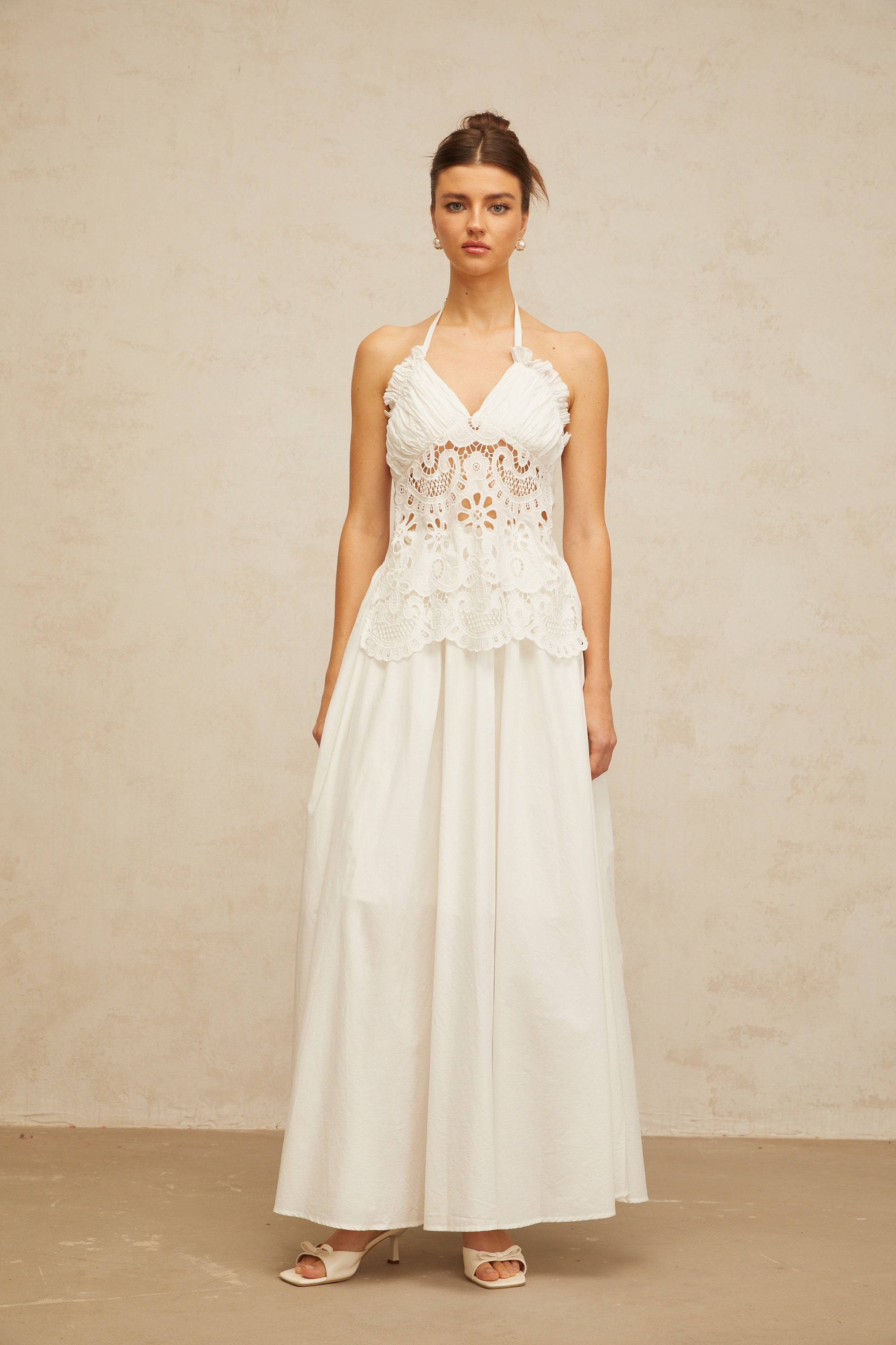 فستان بيرينيس ماكسي أبيض مقصوص ومطرز بالورود