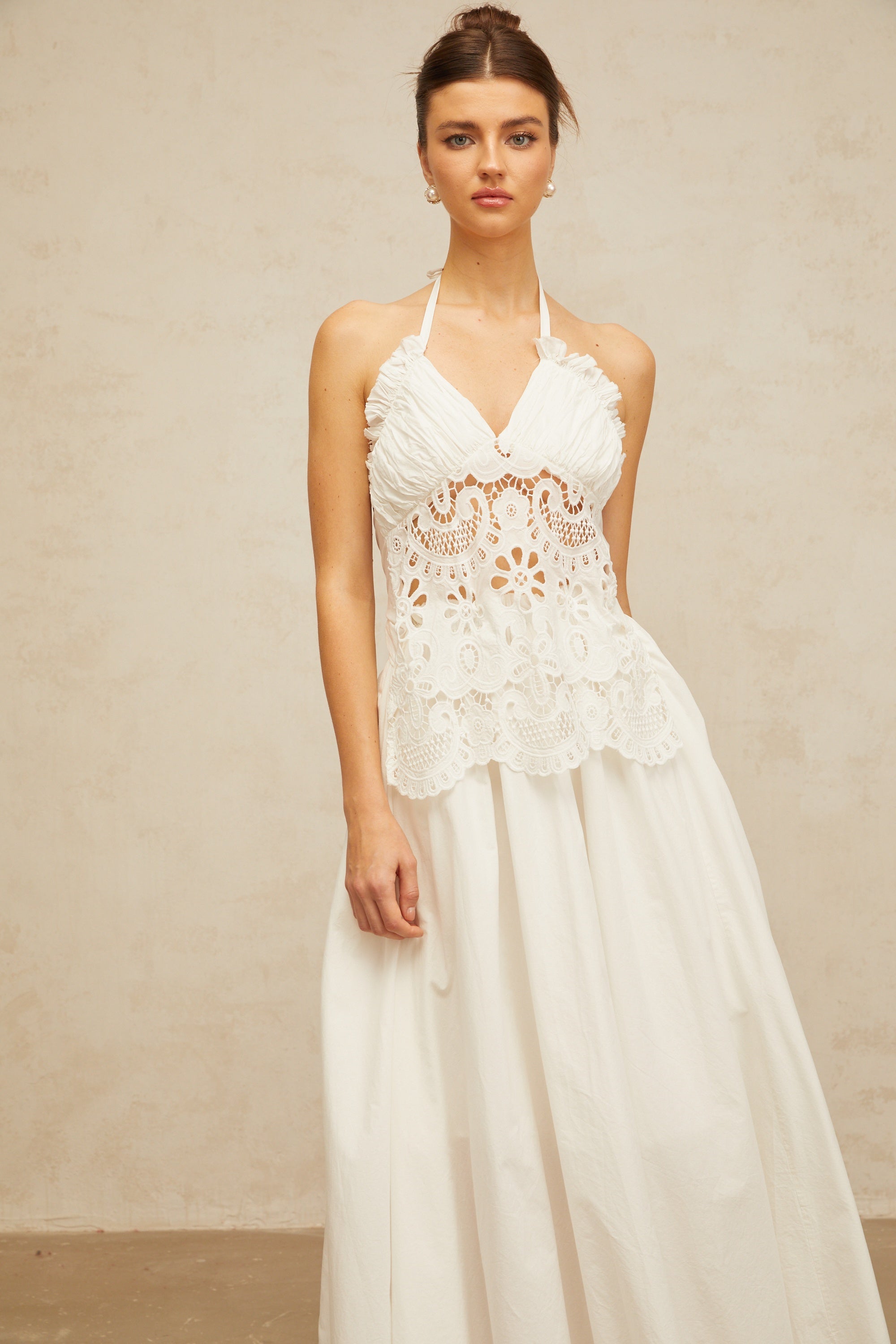 فستان بيرينيس ماكسي أبيض مقصوص ومطرز بالورود