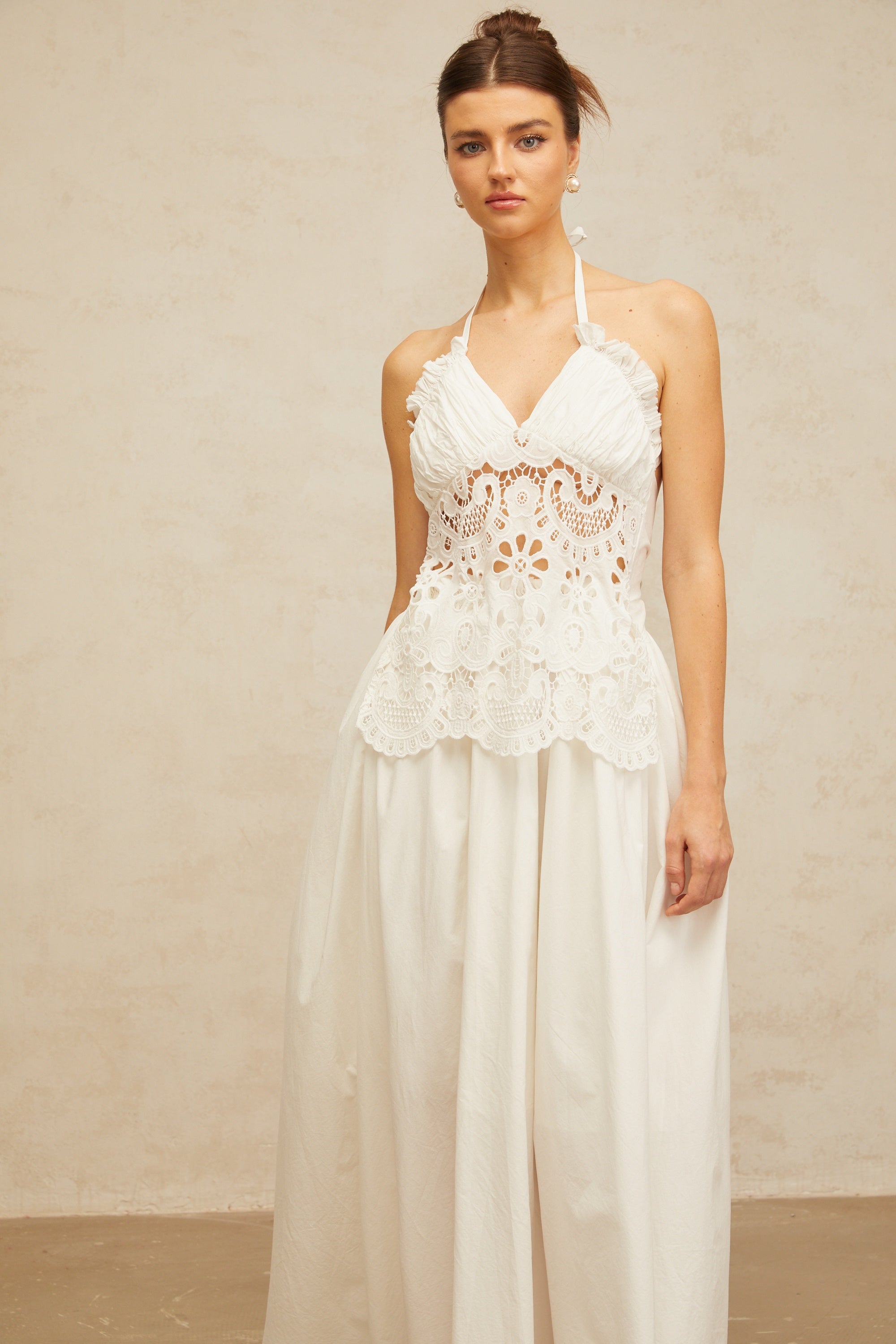 فستان بيرينيس ماكسي أبيض مقصوص ومطرز بالورود