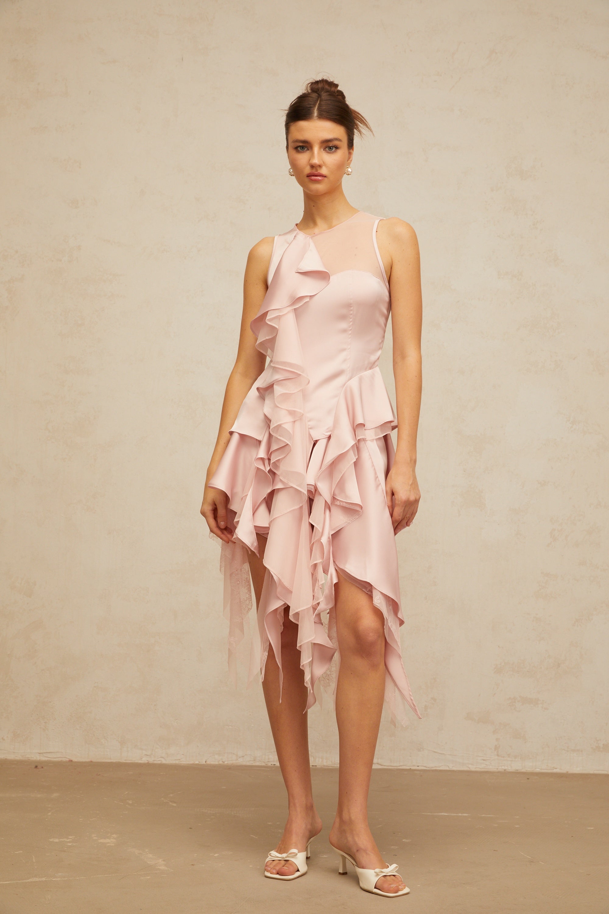 طقم كاليوبي الوردي المكون من بلوزة وتنورة متناسقتين مكشكشة غير متماثلة