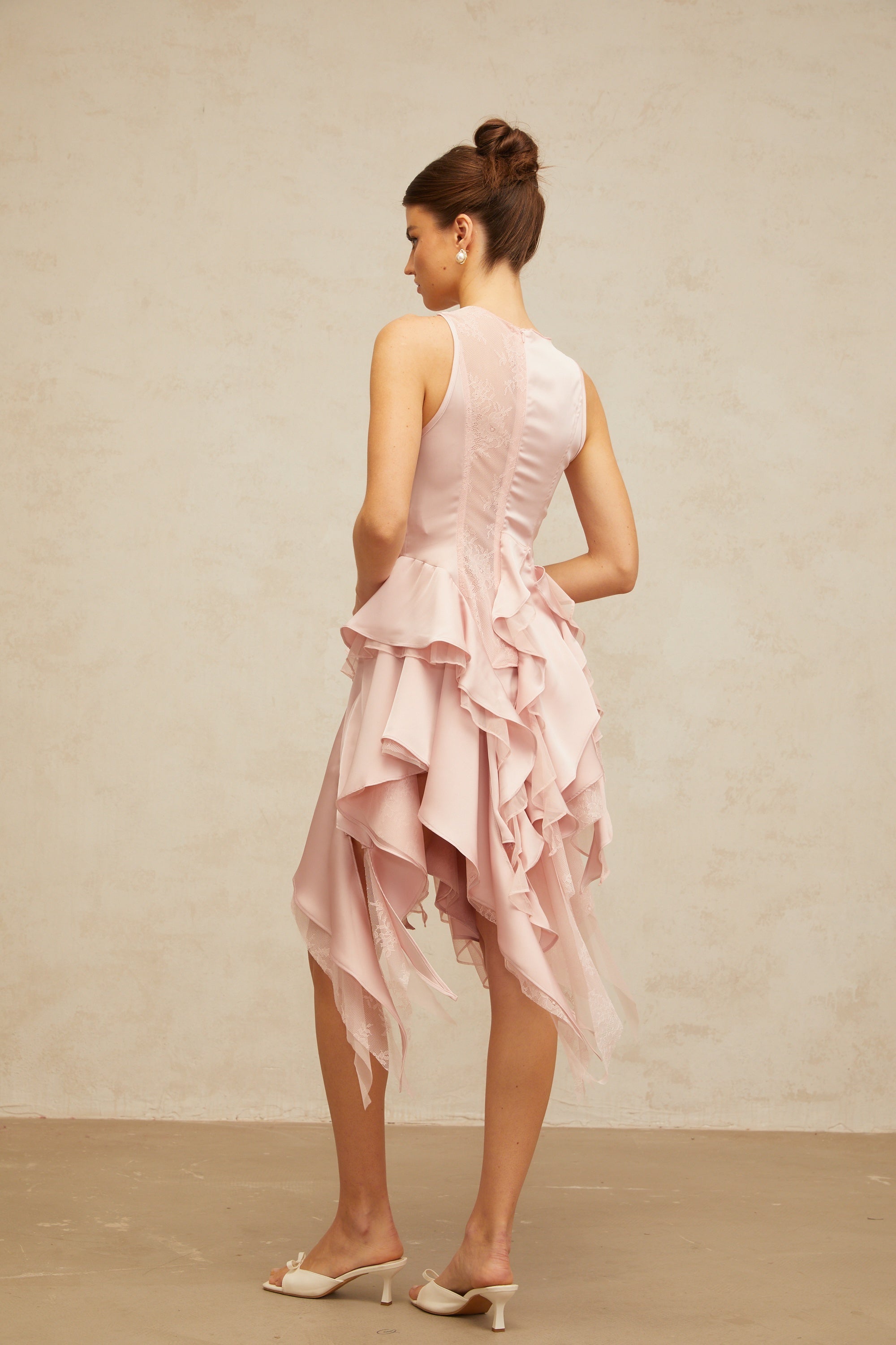 طقم كاليوبي الوردي المكون من بلوزة وتنورة متناسقتين مكشكشة غير متماثلة