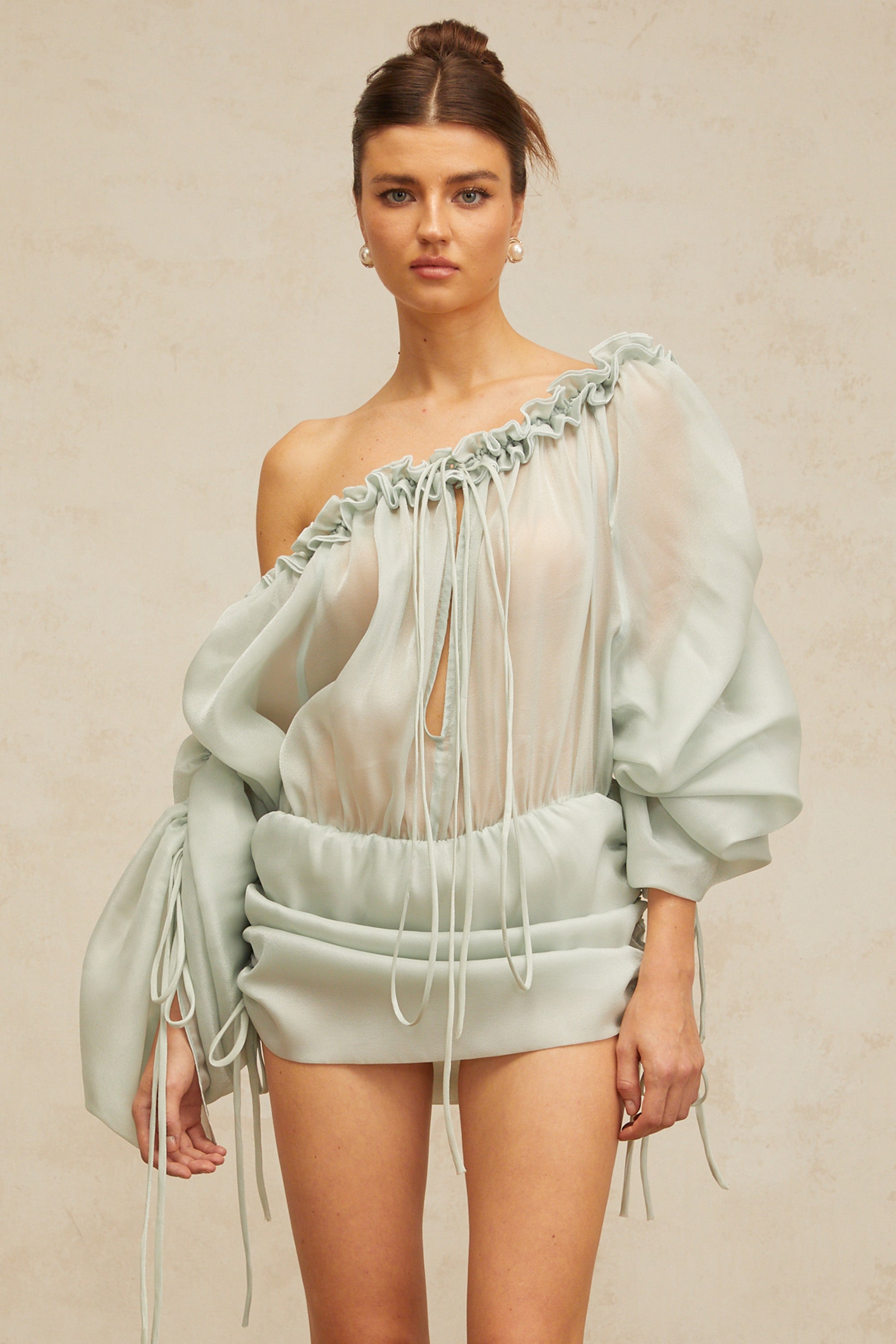 فستان قصير من Béryl باللون الأخضر الفاتح مع حواف مكشكشة