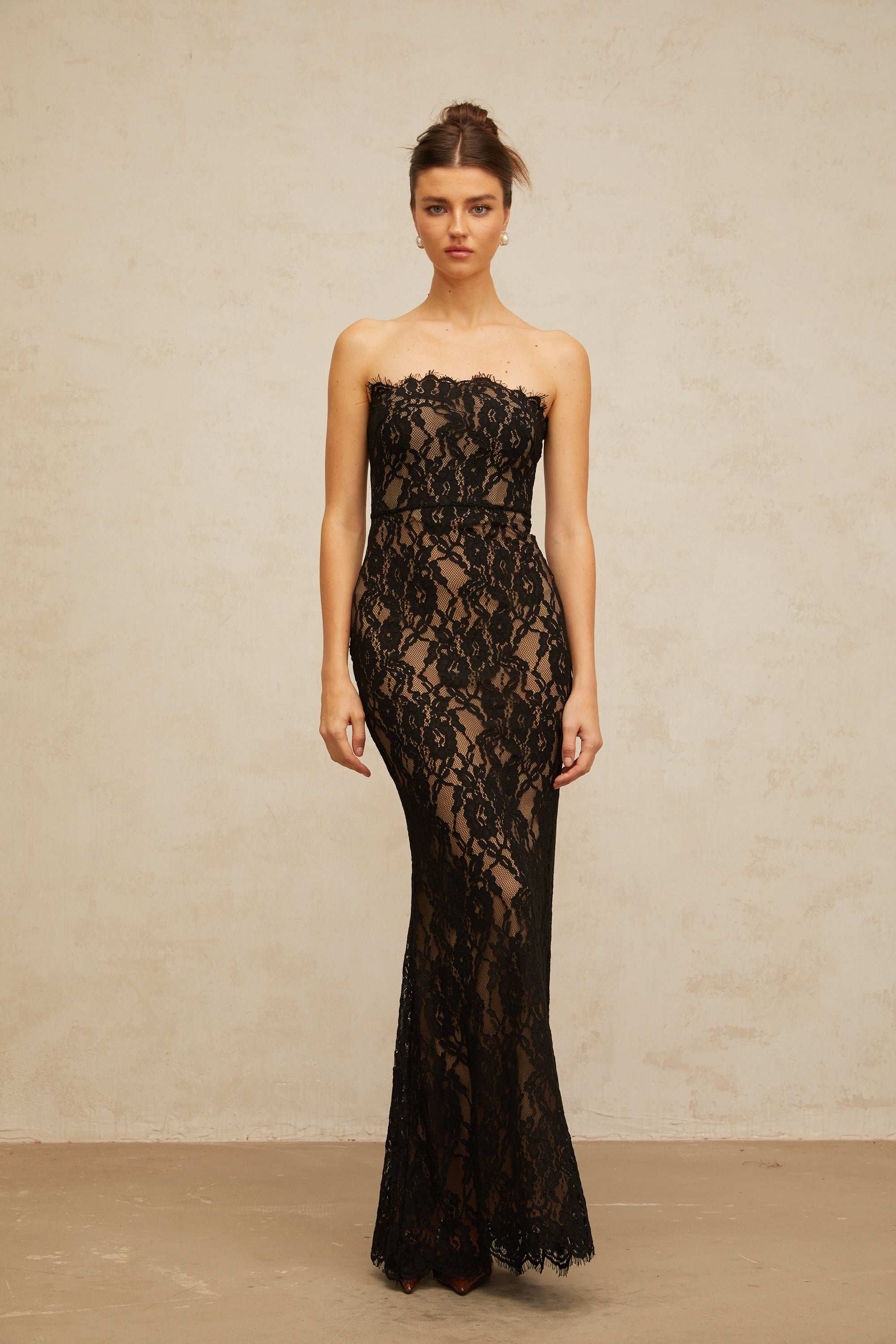 فستان ماكسي حورية البحر من إيفون باللون الأسود مع زهور من الدانتيل