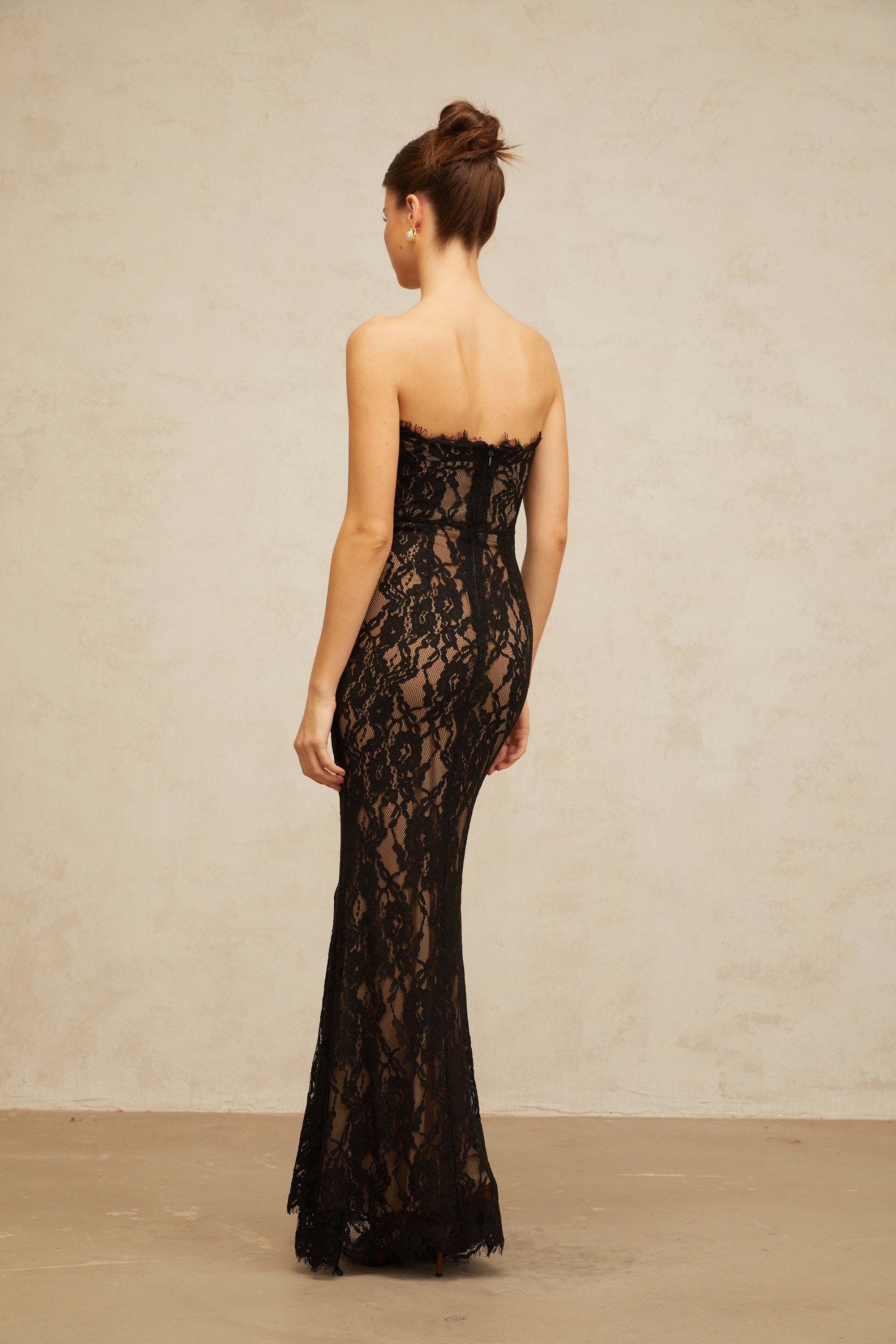 فستان ماكسي حورية البحر من إيفون باللون الأسود مع زهور من الدانتيل