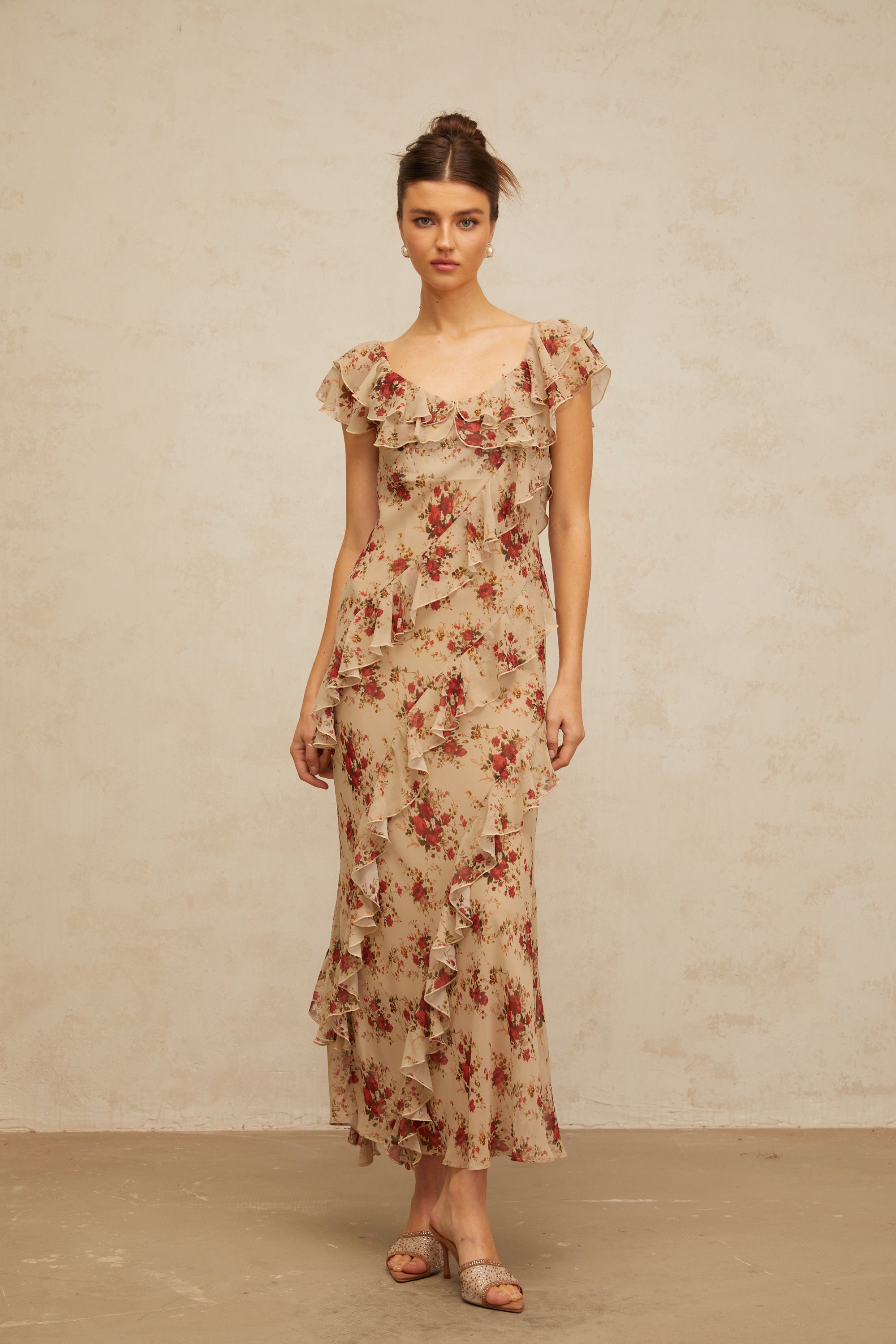 فستان ماكسي واسع من Déotille بطبعة زهور وكشكشة